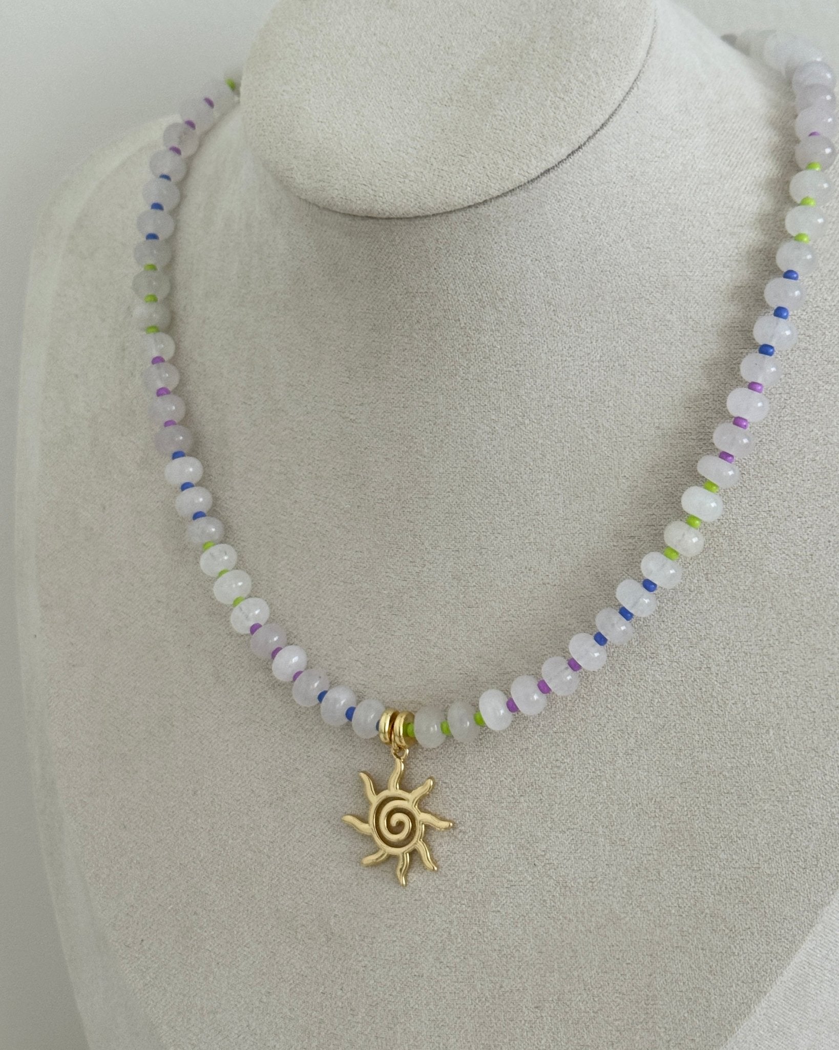 Beaded with Gold Sun Pendant - Necklace | LimaLimón Store - 4