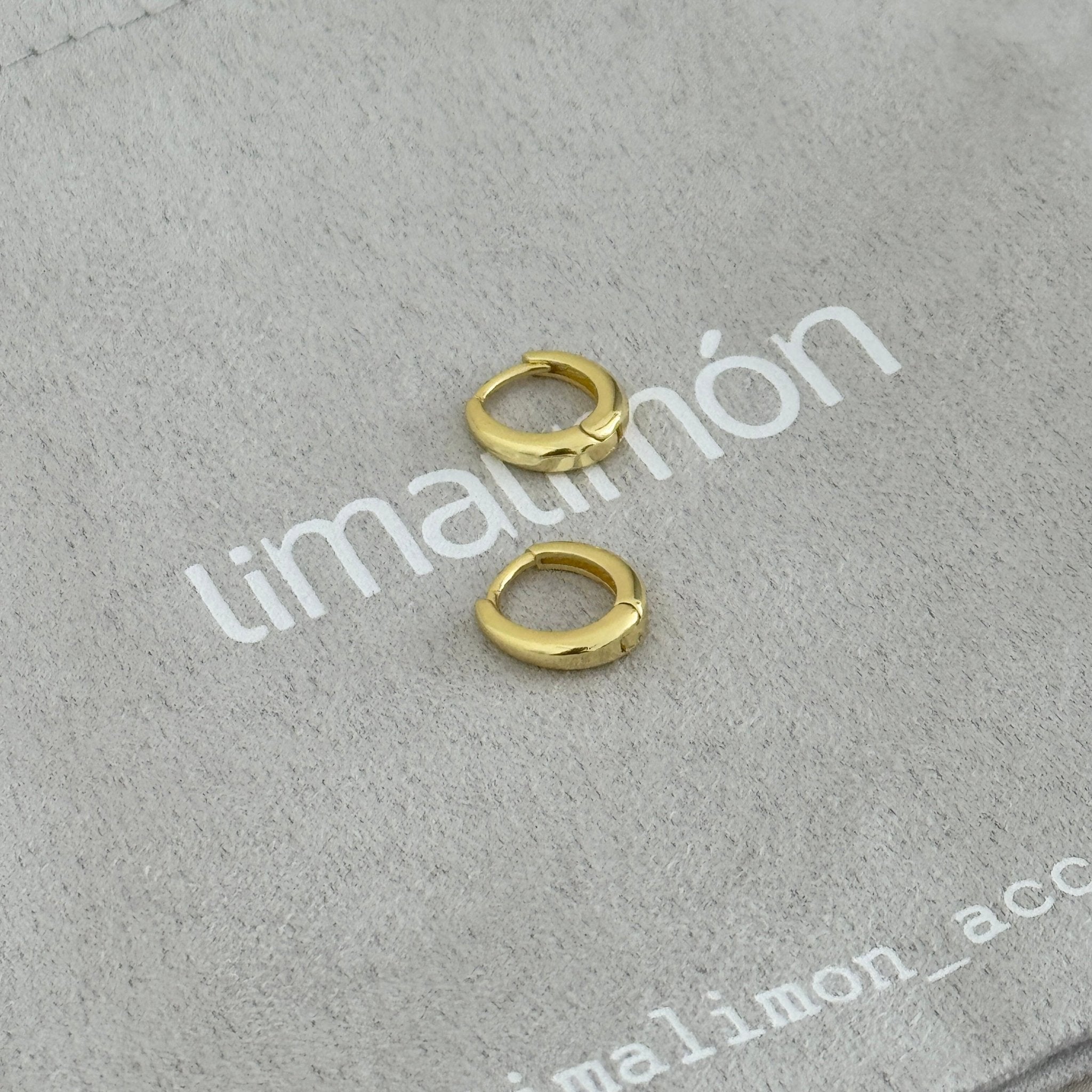 Classic Mini Gold Hoops - Earring | LimaLimón Store - 4