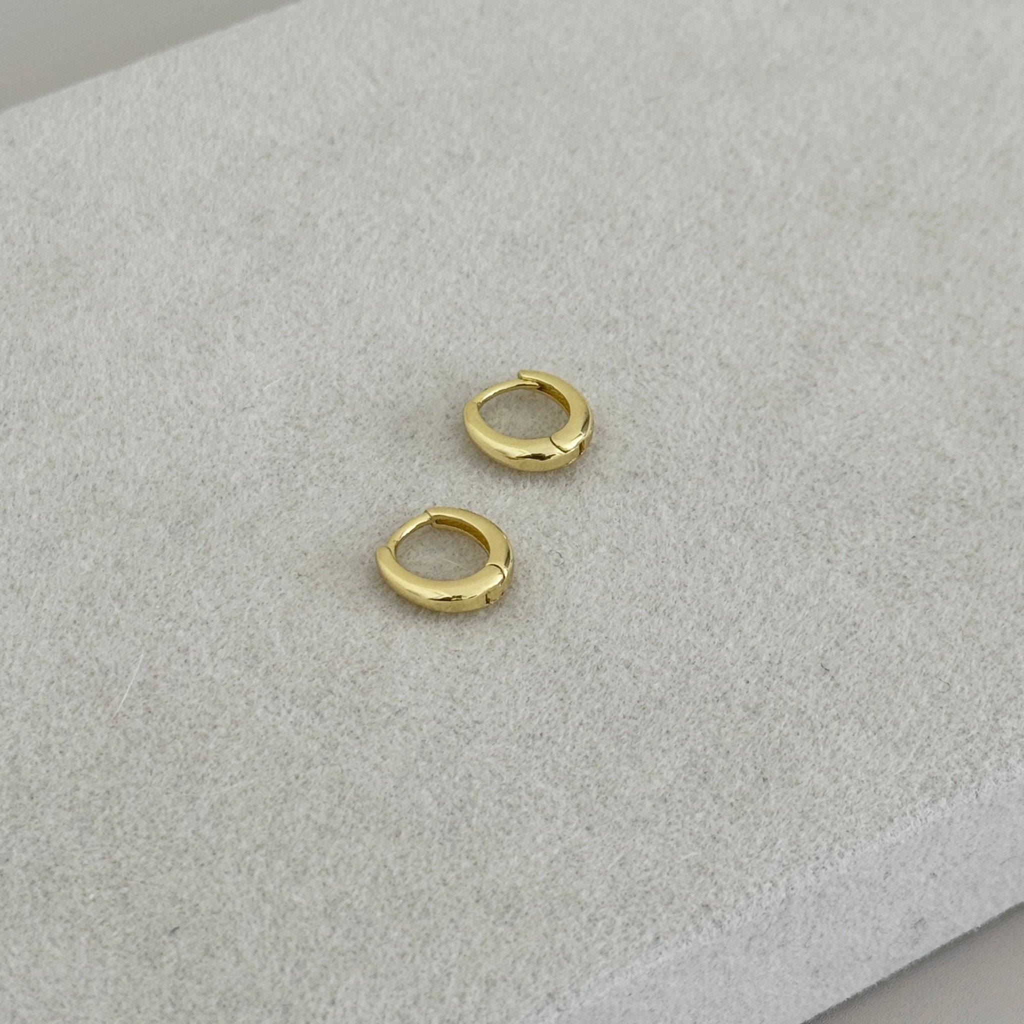 Classic Mini Gold Hoops - Earring | LimaLimón Store - 1