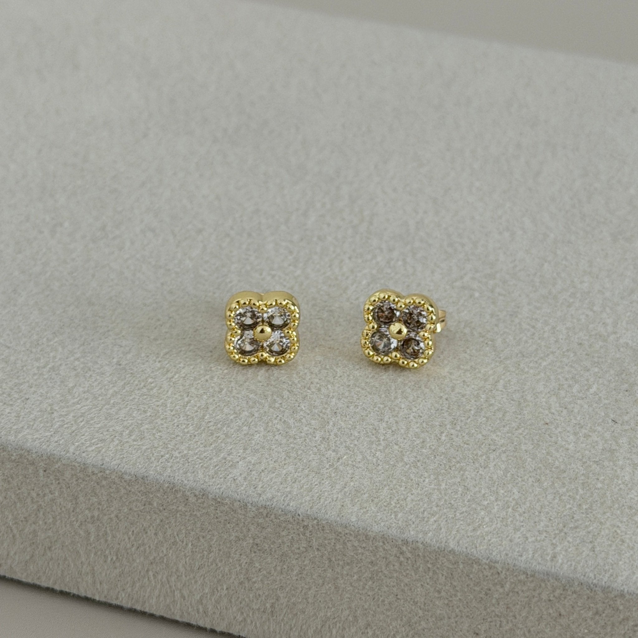 Clover Bloom Gold Stud Earrings - Earring | LimaLimón Store - 4