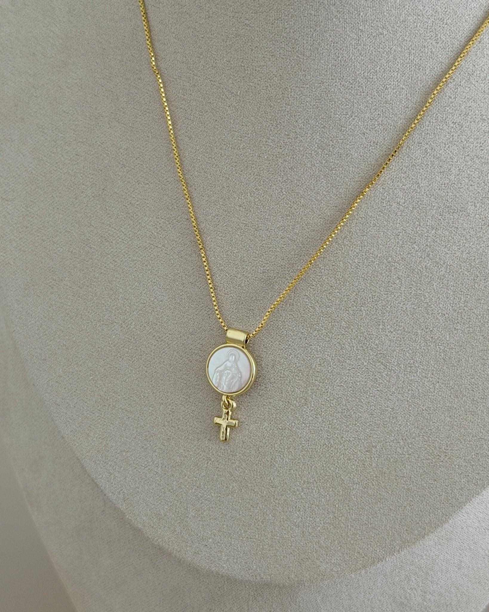 Cross Medallion Necklace - Necklace | LimaLimón Store - 3