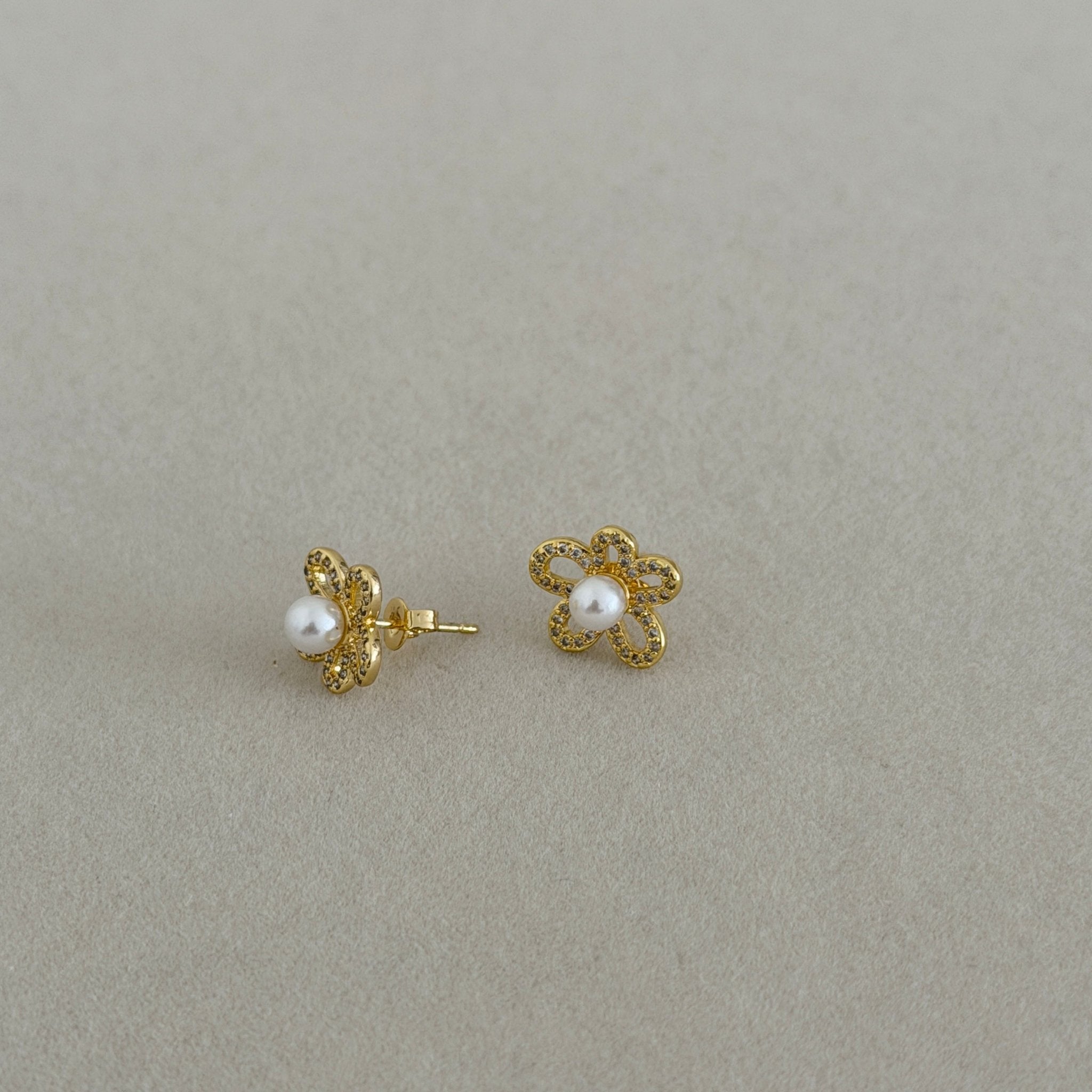 Daisy Pearl Stud Earrings - Earring | LimaLimón Store - 4
