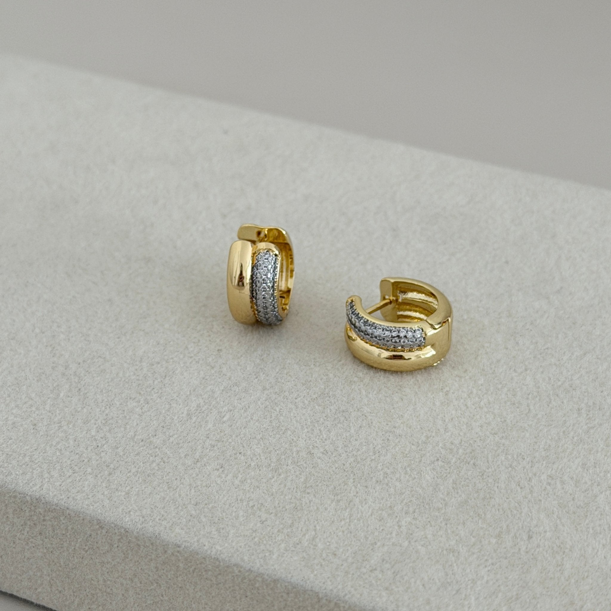 Double Shine Huggie Earrings - Earring | LimaLimón Store - 2