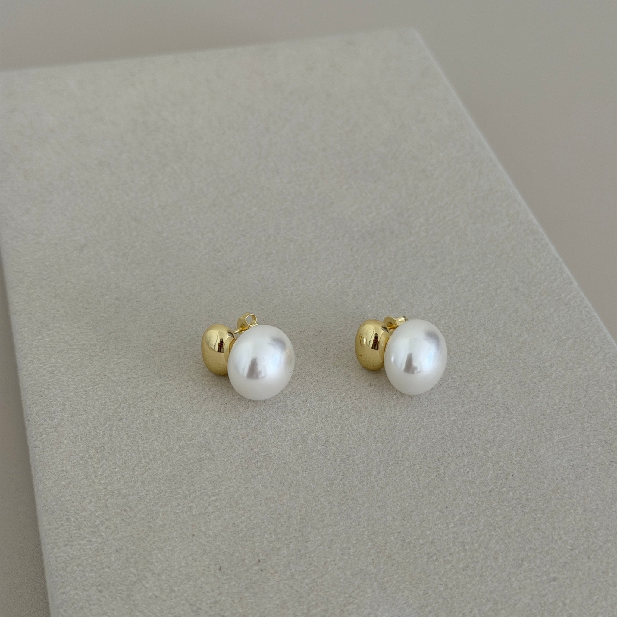 Dual Pearl & Gold Stud Earrings - Earring | LimaLimón Store - 4