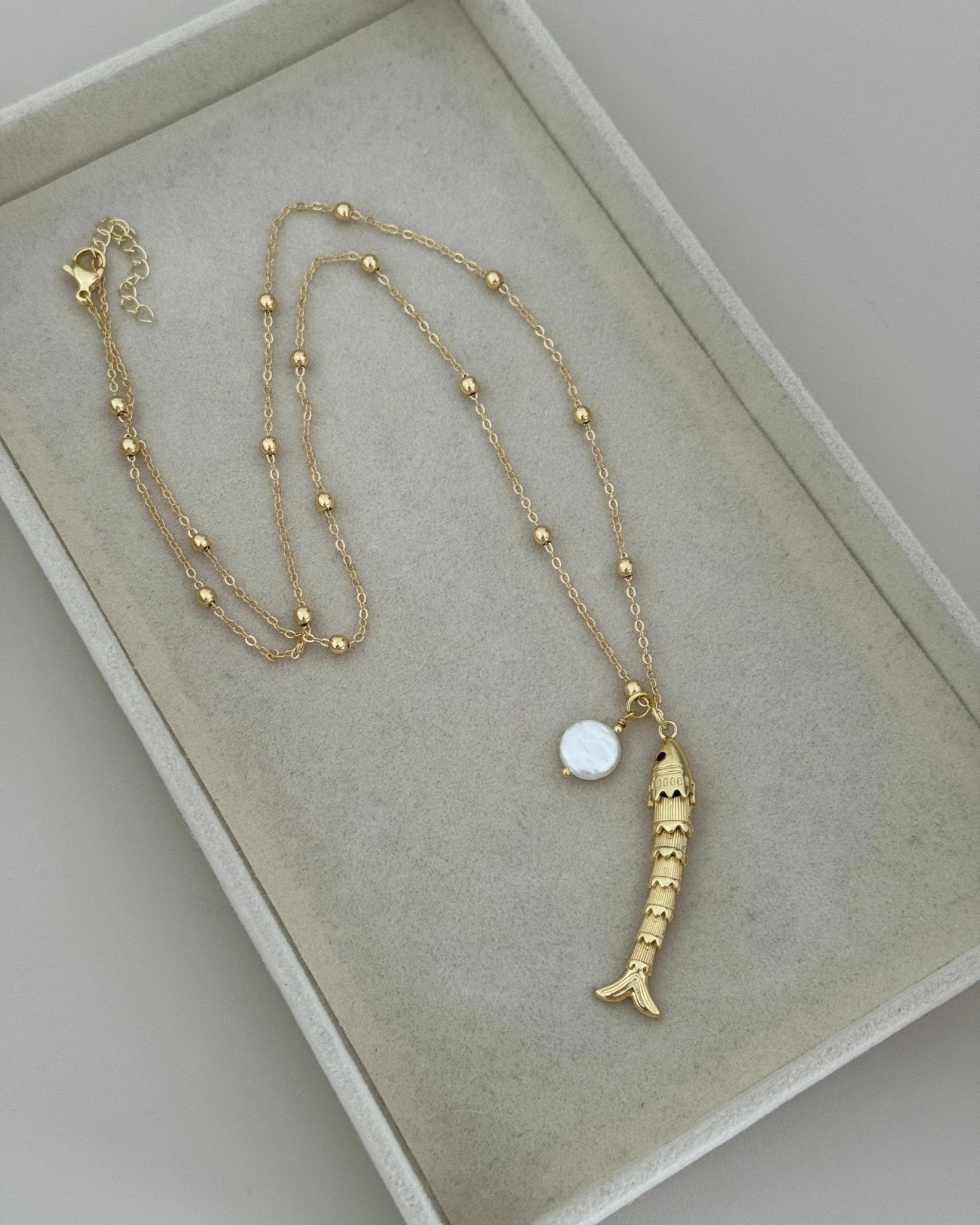Gold Beaded Necklace with Articulated Fish Pendant - Necklace | LimaLimón Store - 5