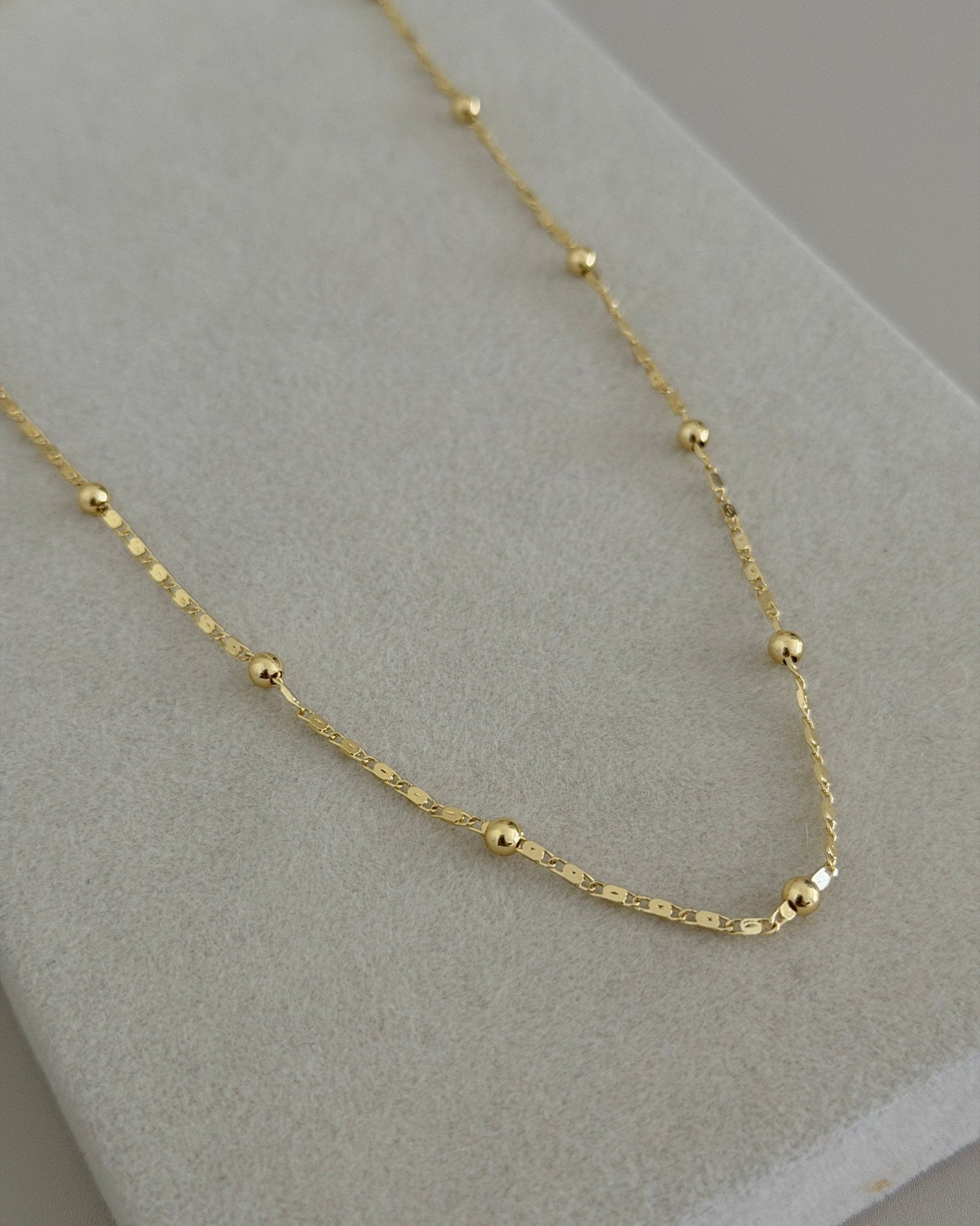 Gold Chain Necklace with Minimal Beads - Necklace | LimaLimón Store - 4