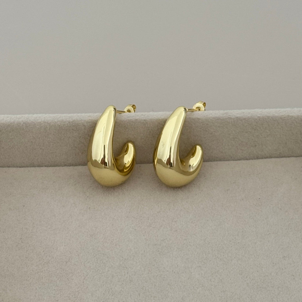 Gold Hoops - Earring | LimaLimón Store - 3