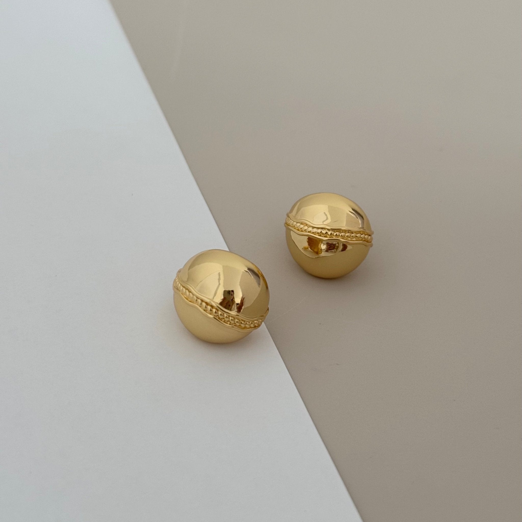 Gold Hoops Earring - Earring | LimaLimón Store - 1