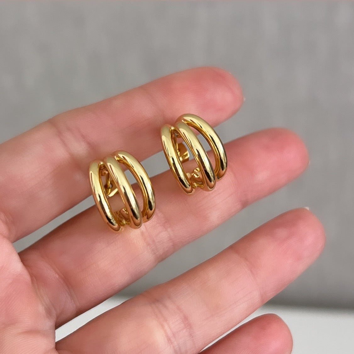 Gold Hoops - Earring | LimaLimón Store - 3
