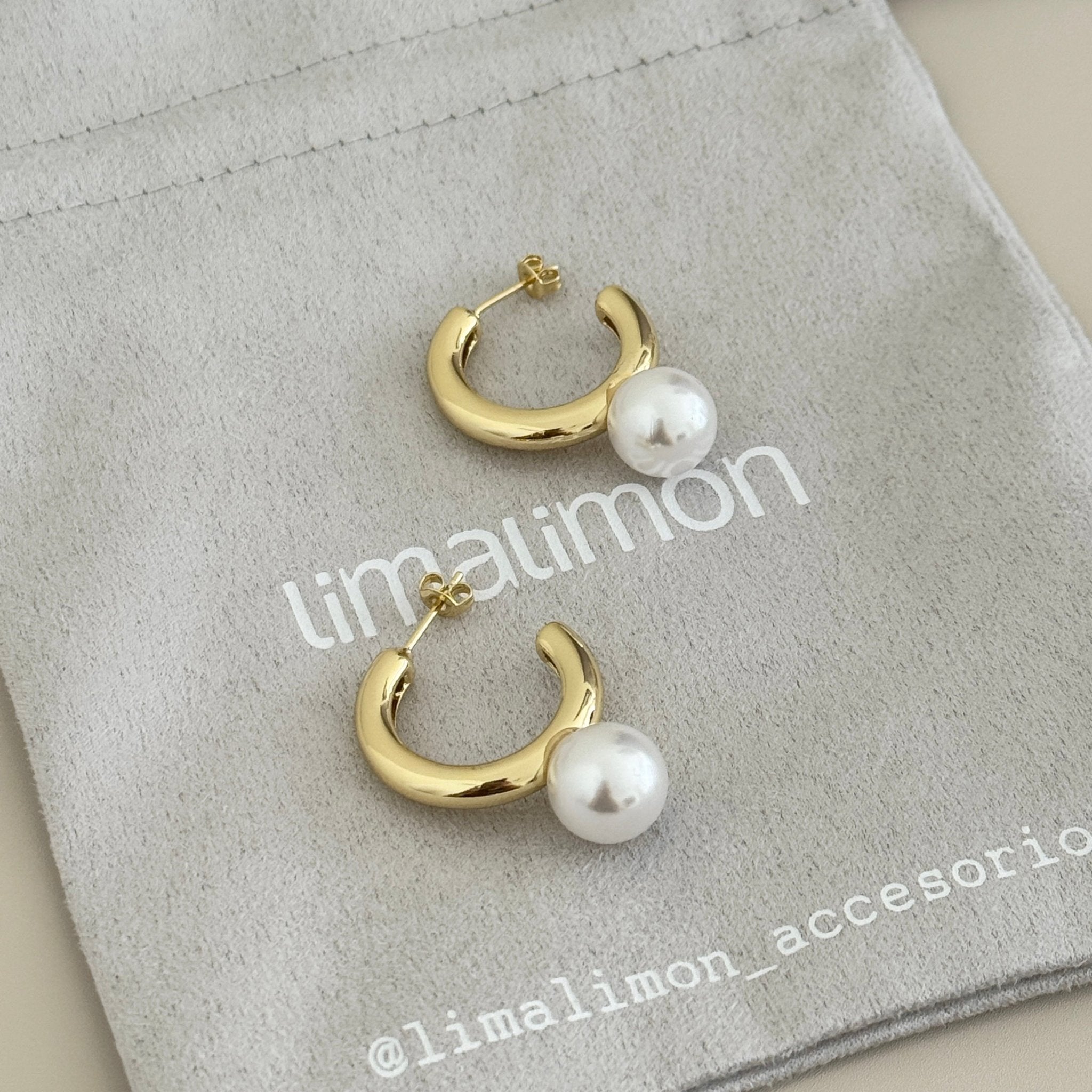 Golden Pearl Drop Hoops - Earring | LimaLimón Store - 3