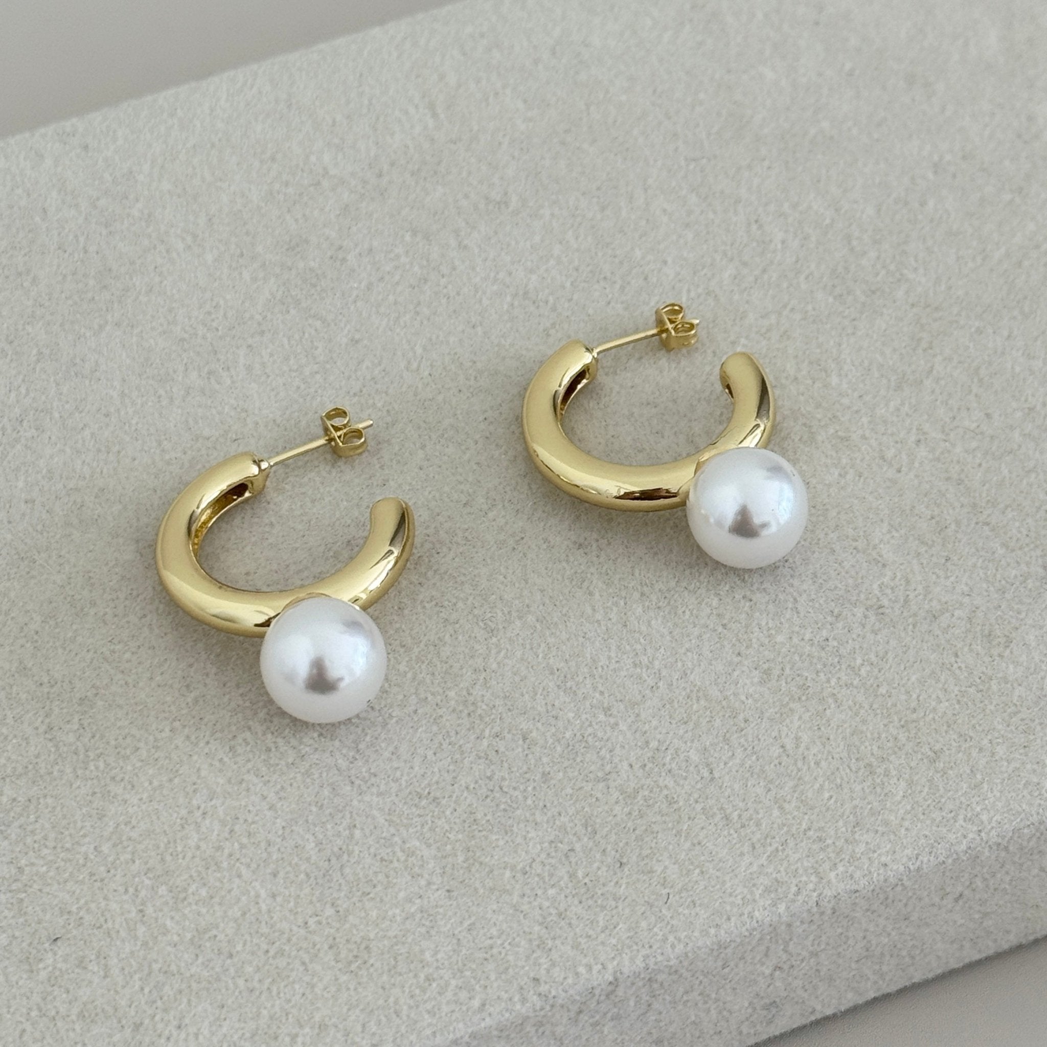 Golden Pearl Drop Hoops - Earring | LimaLimón Store - 4