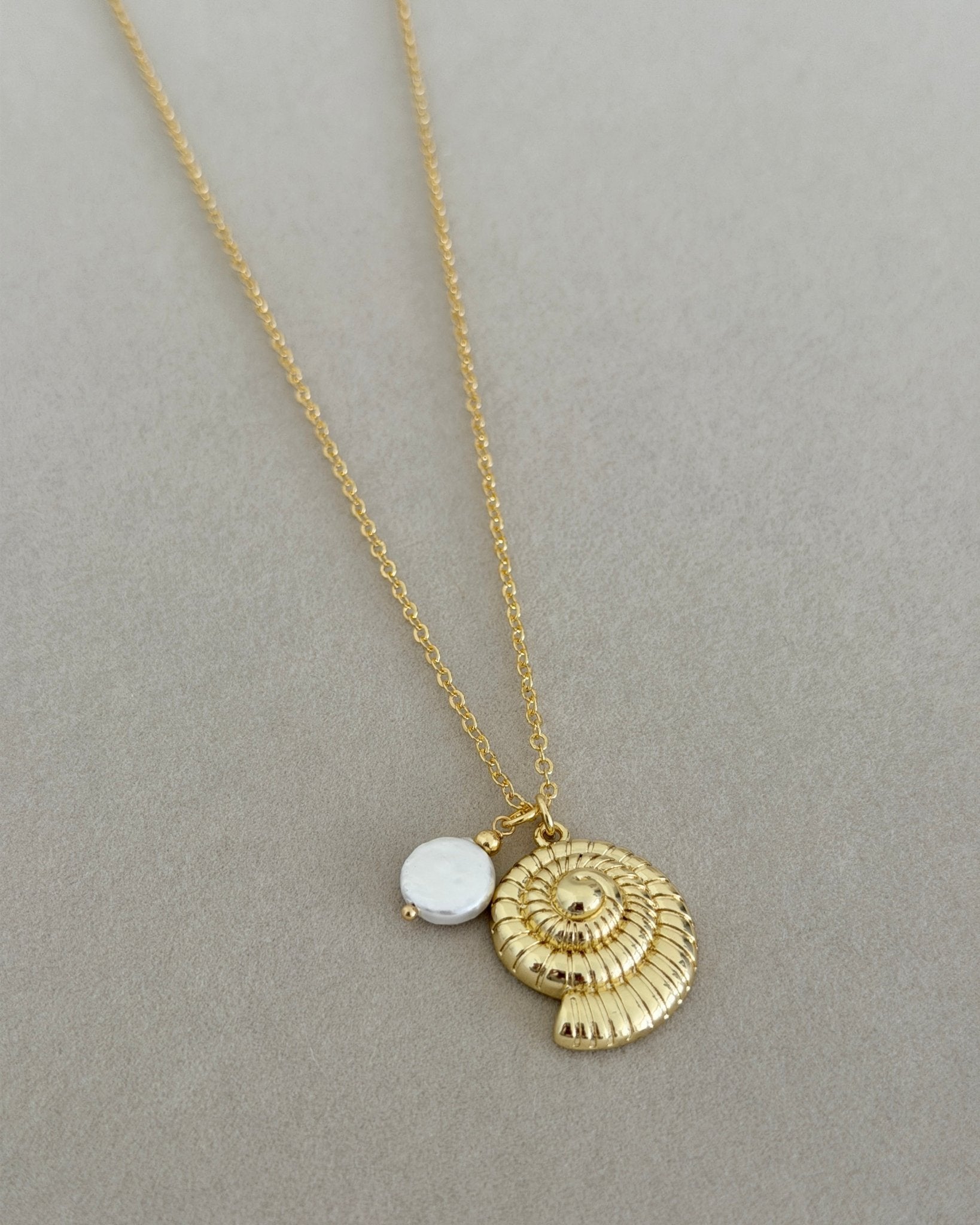 Golden Shell Charm Necklace - Necklaces | LimaLimón Store - 1