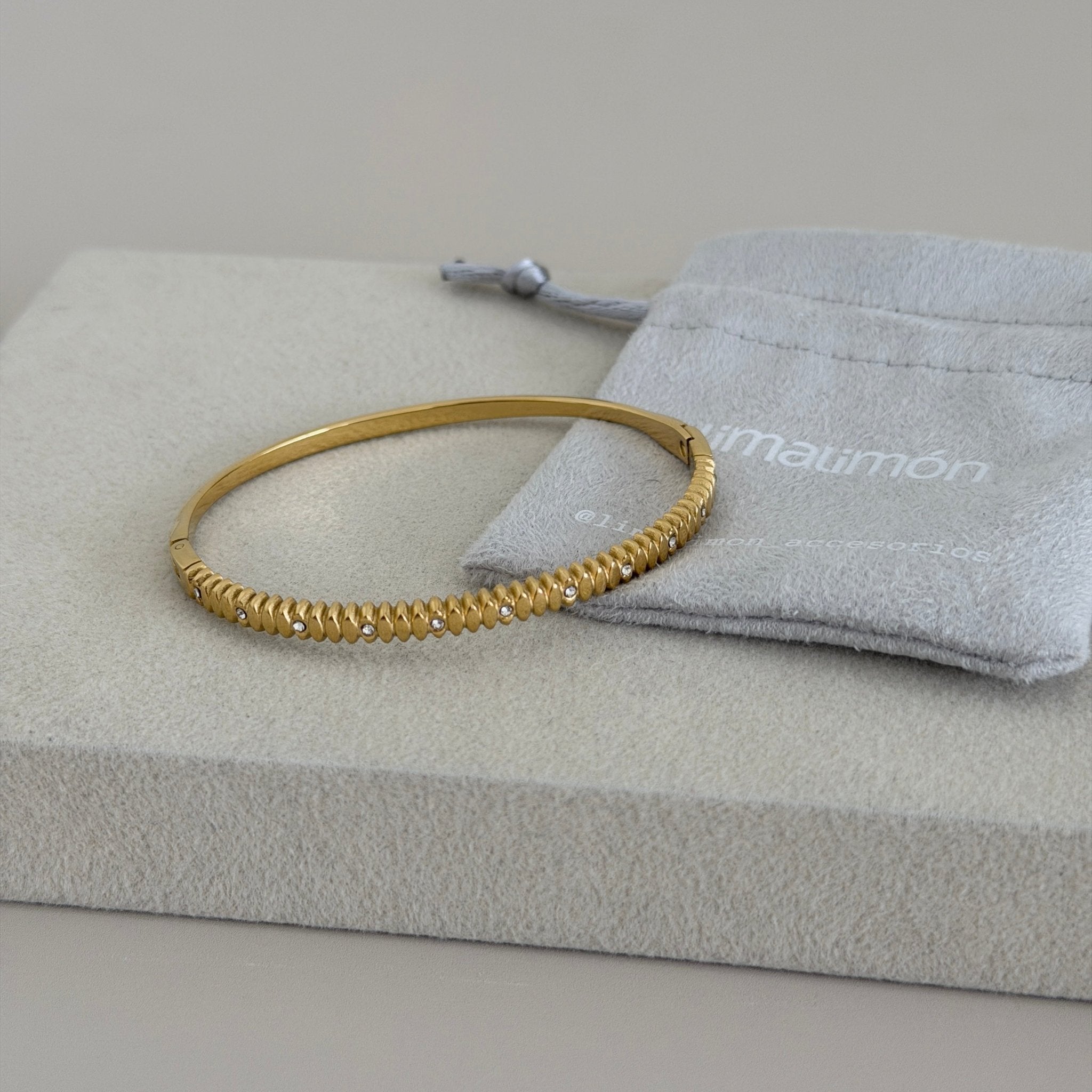 Golden Textured Bangle - Bracelet | LimaLimón Store - 2