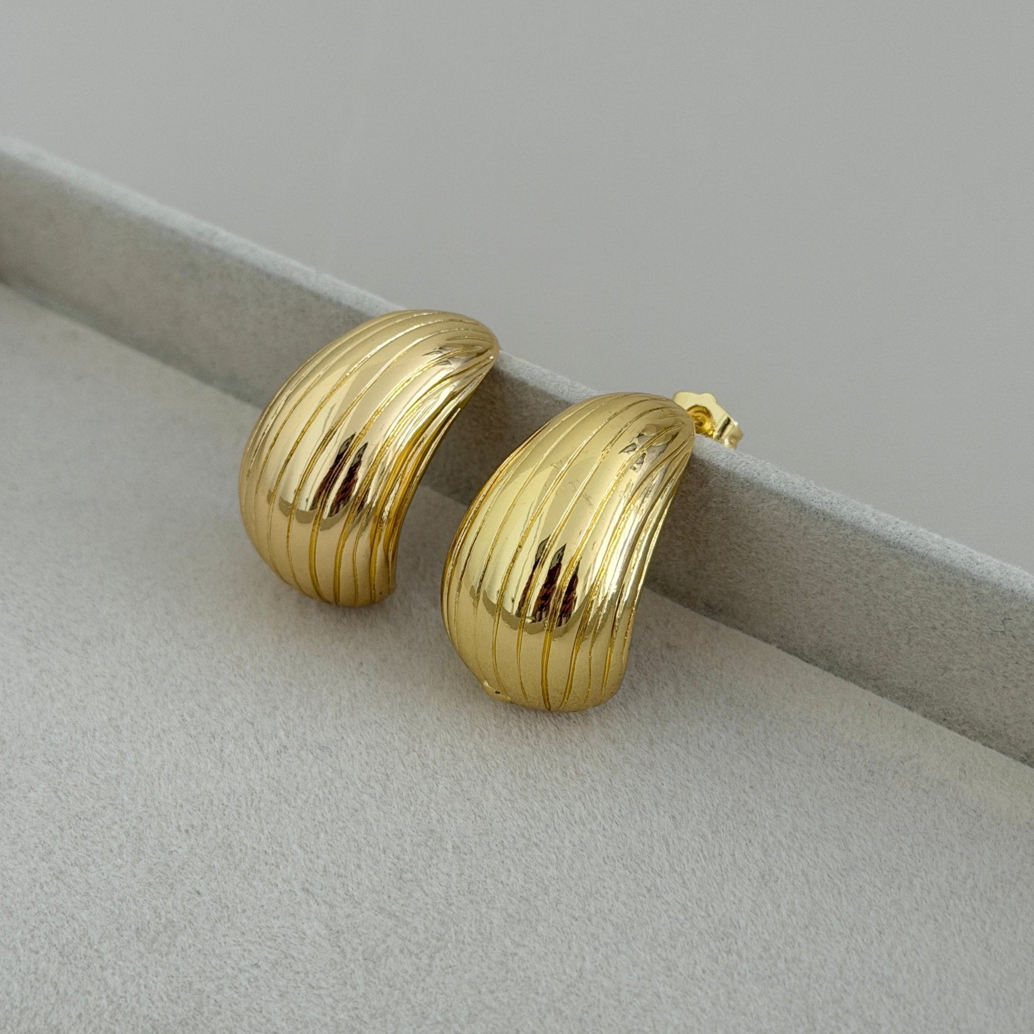 Golden Wave Statement Hoops - Earring | LimaLimón Store - 2