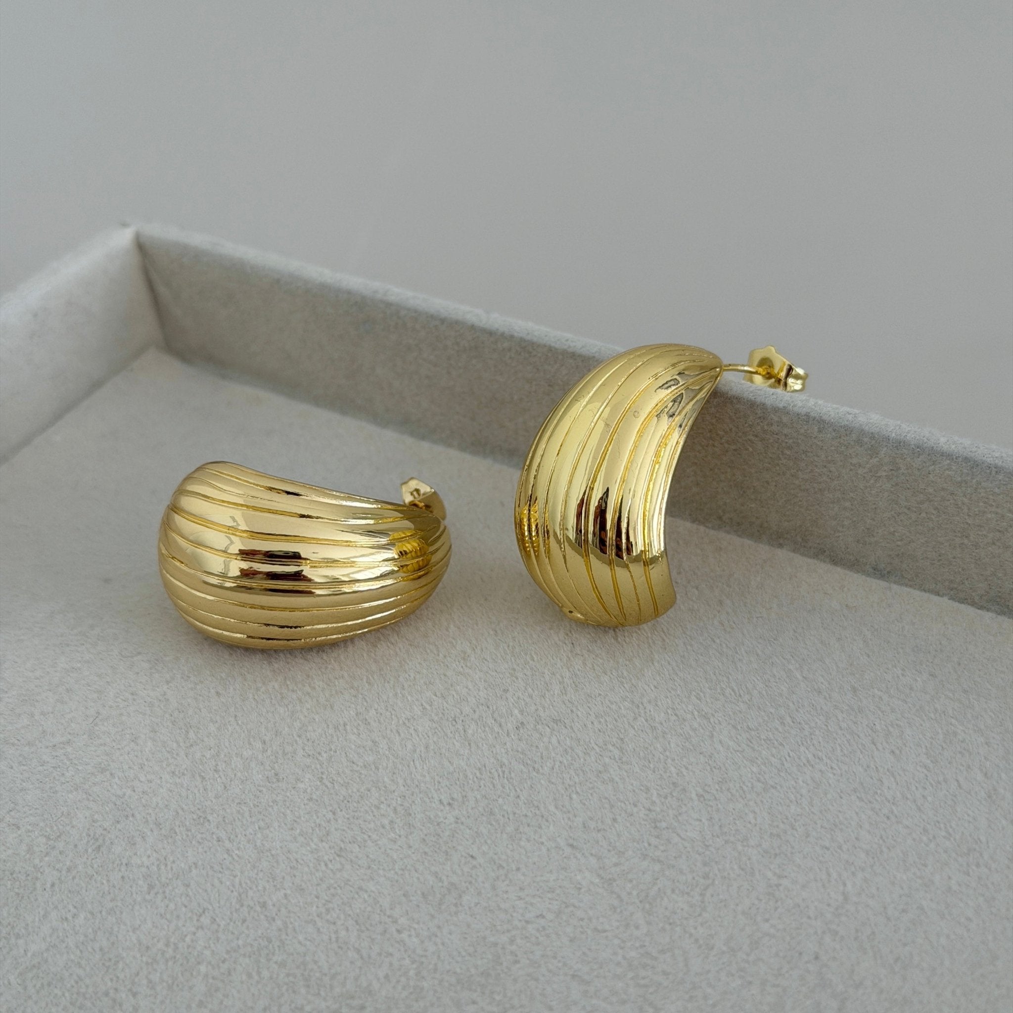 Golden Wave Statement Hoops - Earring | LimaLimón Store - 1