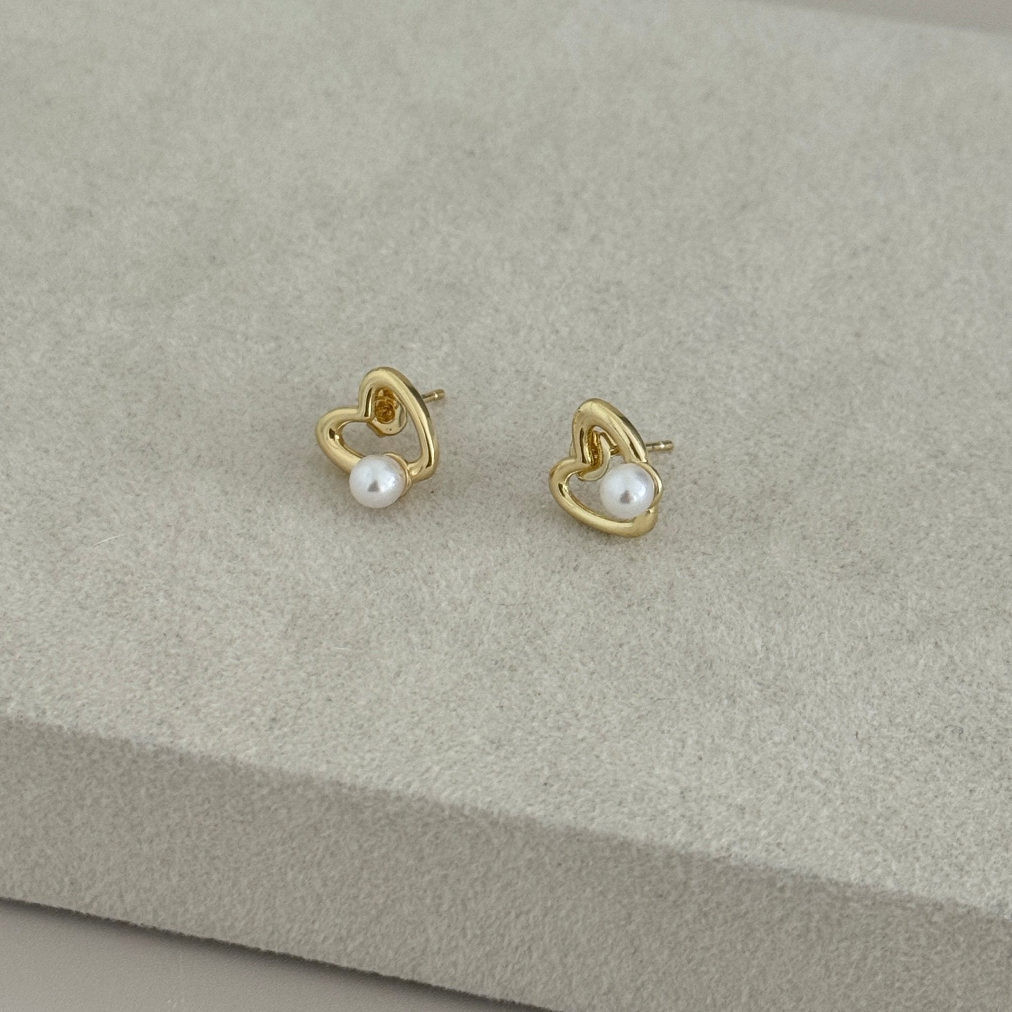 Heart Pearl Stud Earrings - Earring | LimaLimón Store - 1