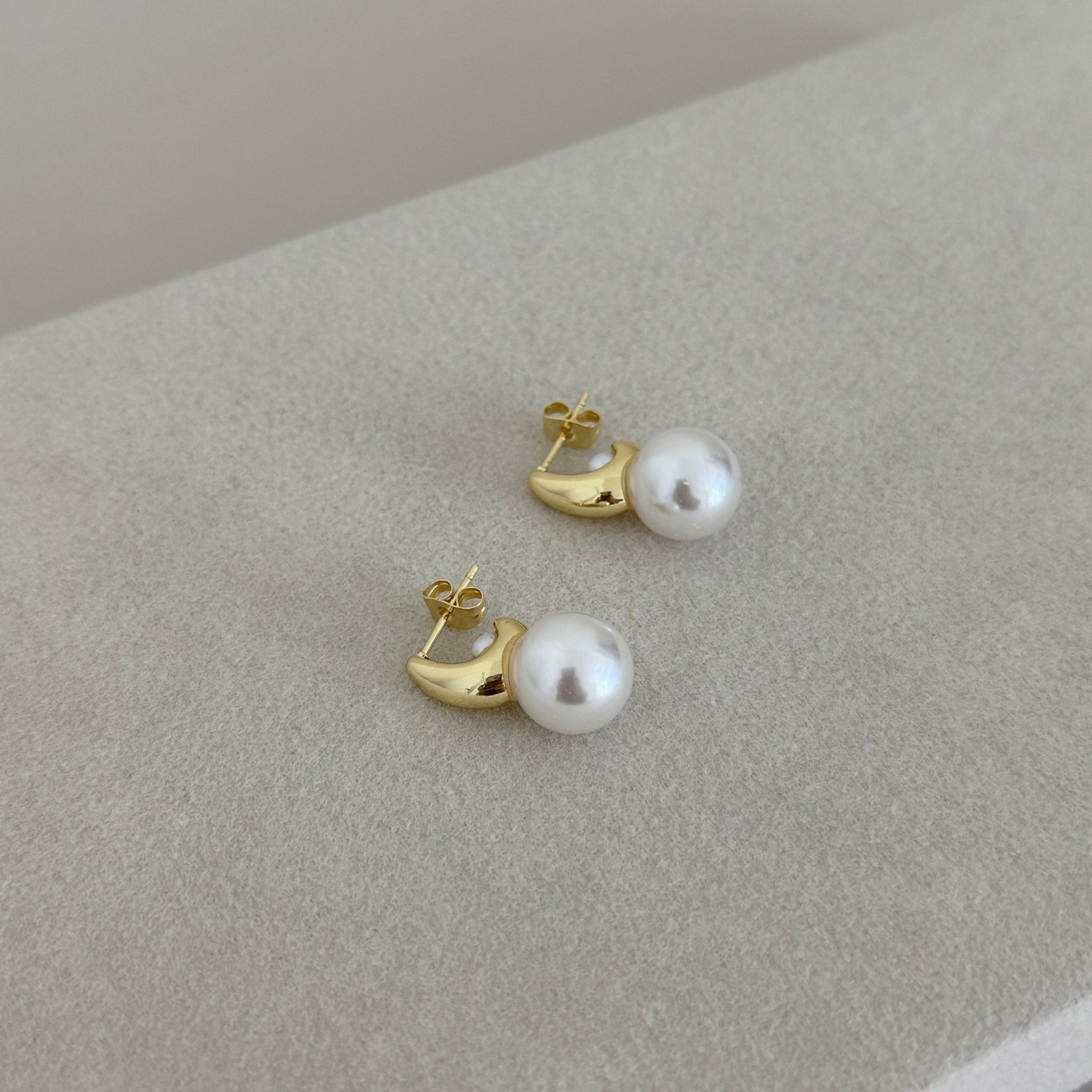 Isabella Pearl Gold Stud Earrings - Earring | LimaLimón Store - 5