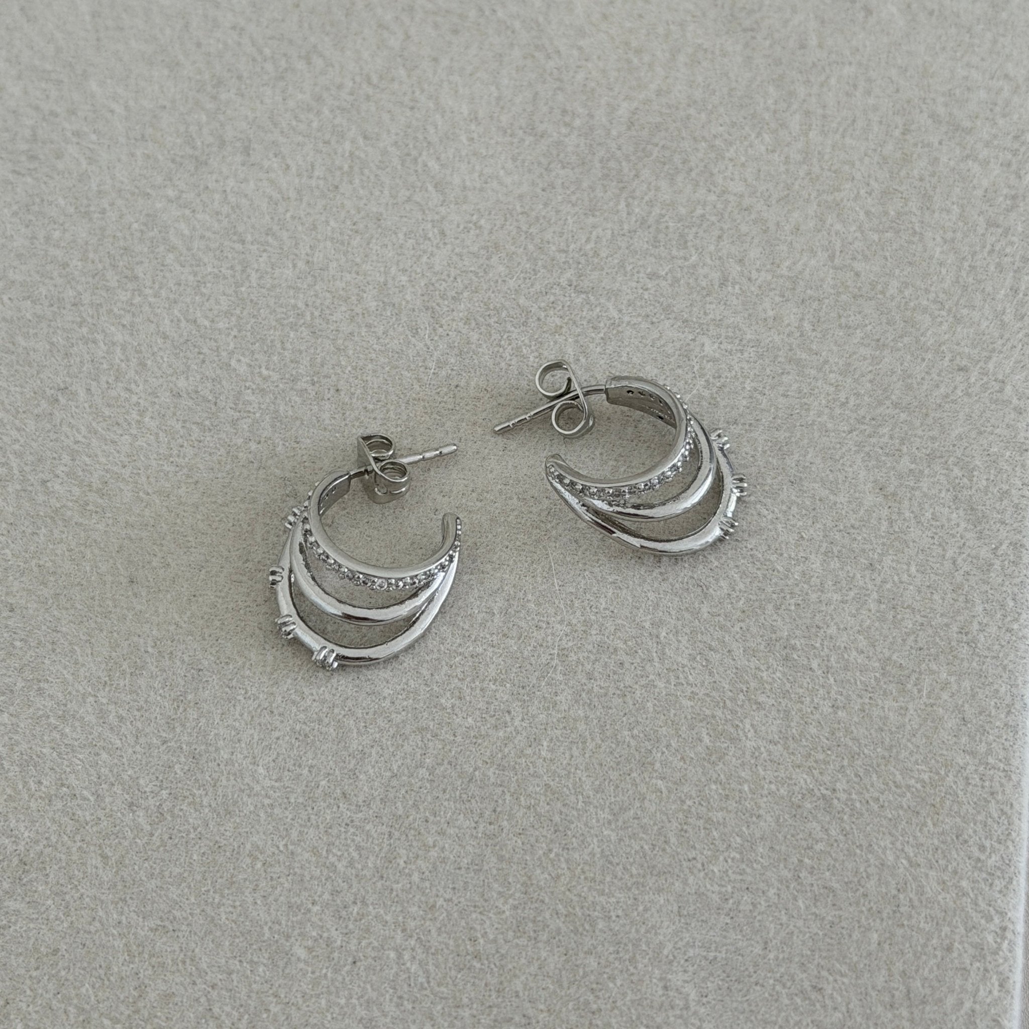 Layered Shine Huggie Earrings - Earring | LimaLimón Store - 2