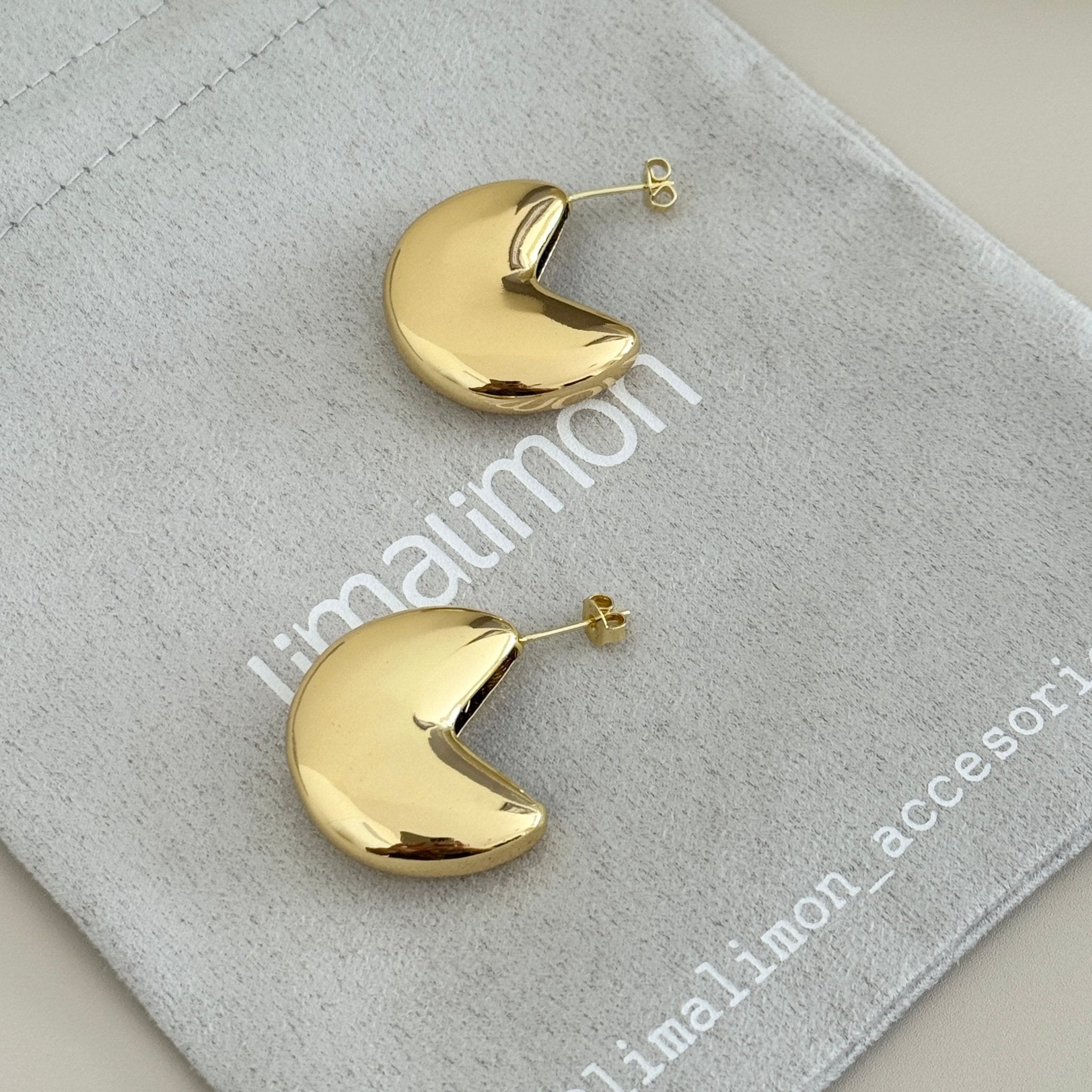 Luna Curve Gold Hoops - Earring | LimaLimón Store - 4