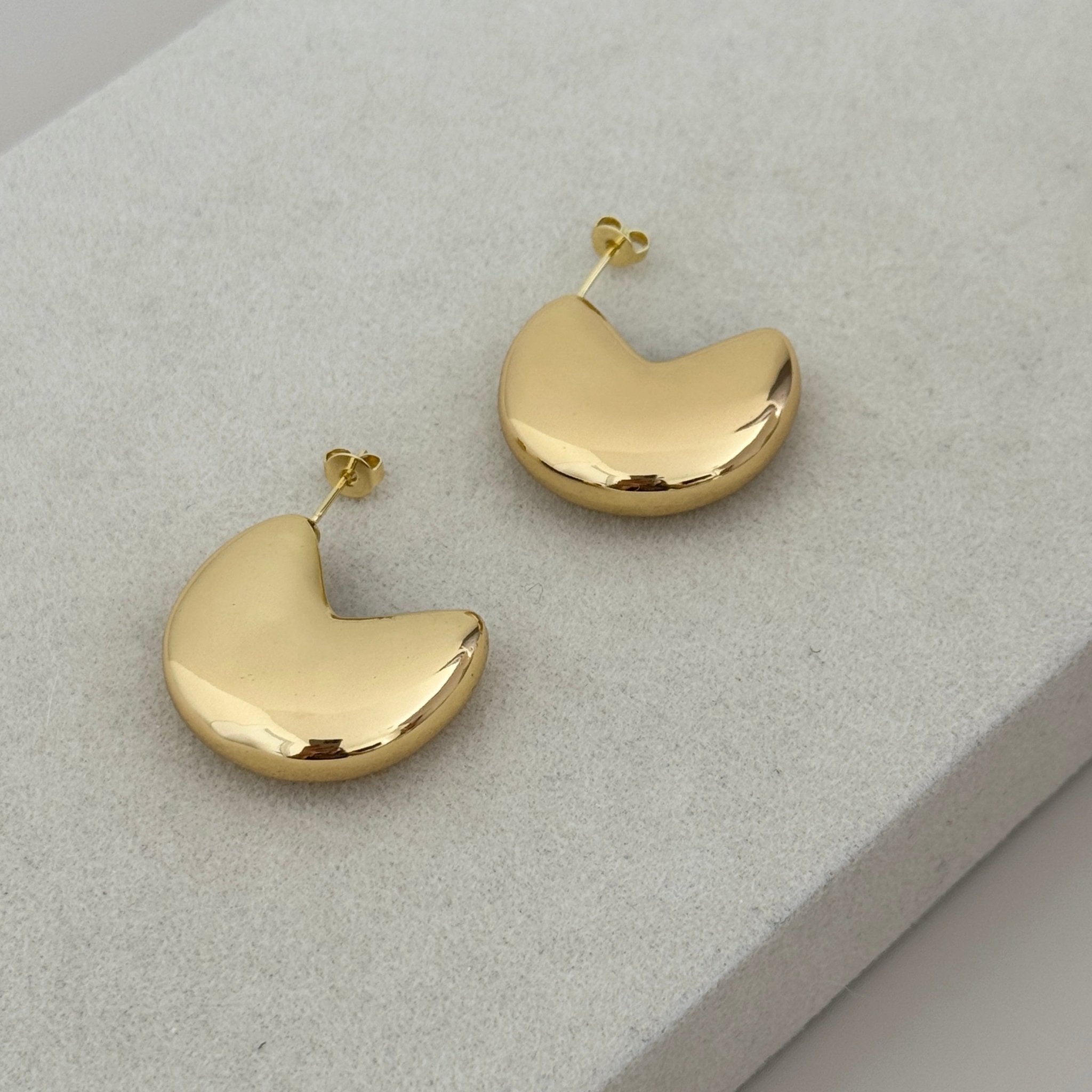 Luna Curve Gold Hoops - Earring | LimaLimón Store - 5
