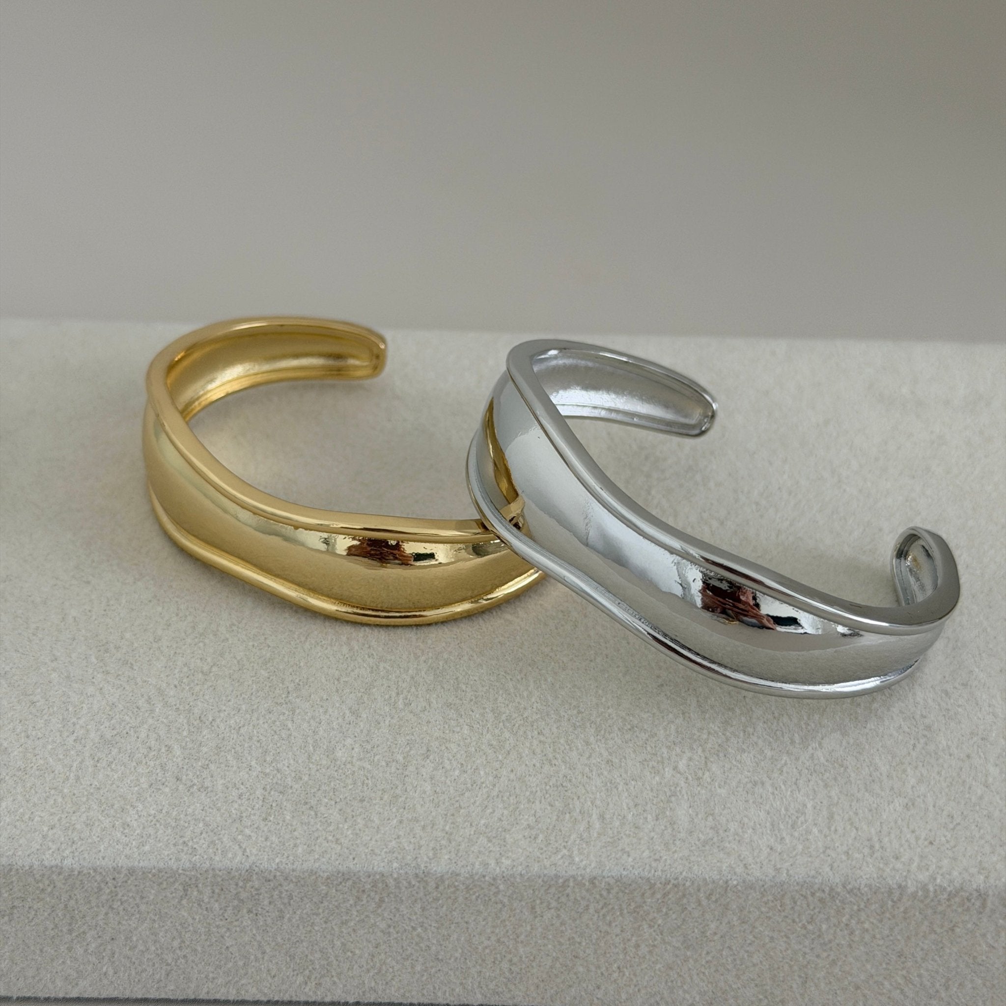 Luna Wave Cuff Bracelet - Bracelets | LimaLimón Store - 1