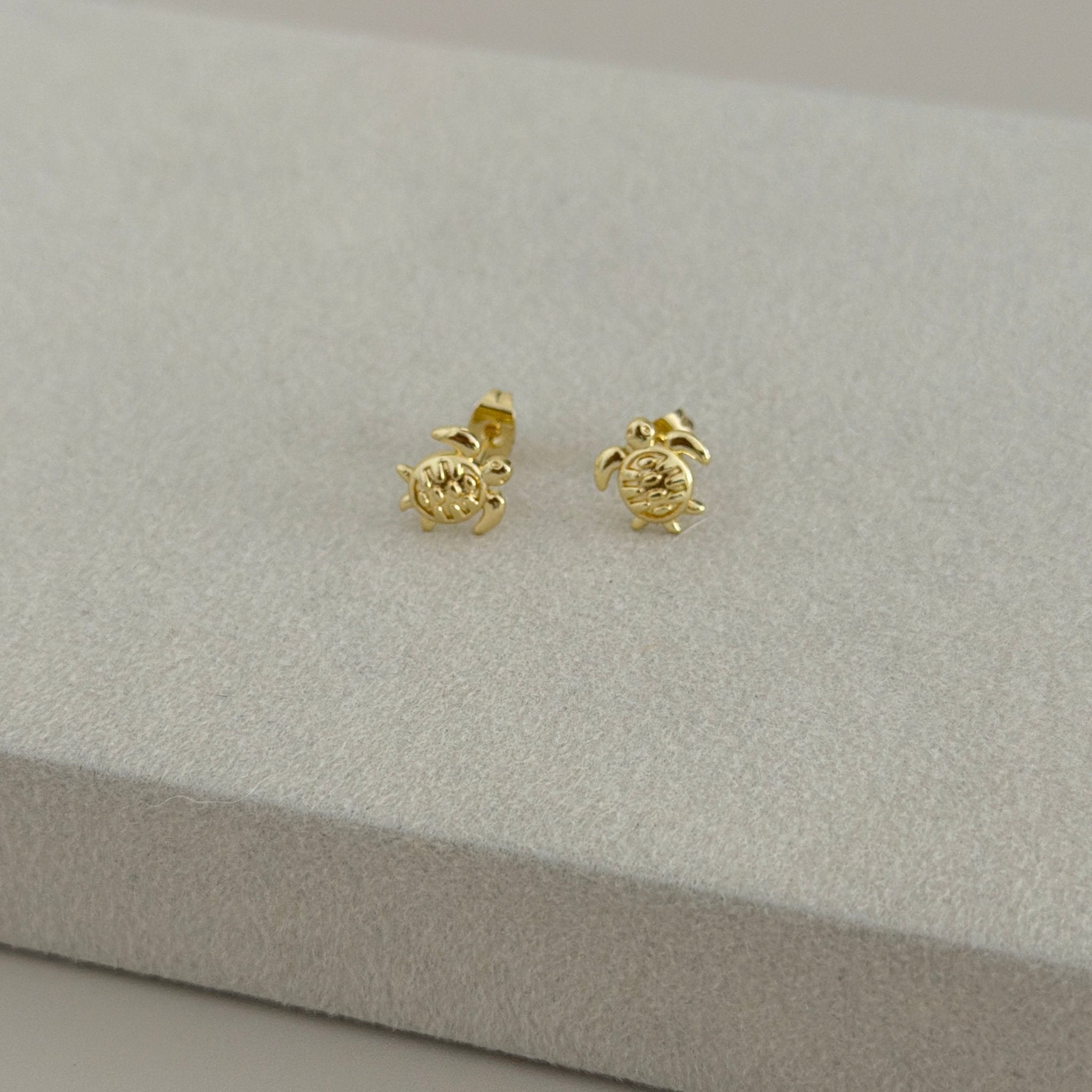 Mini Turtle Stud Earrings - Earring | LimaLimón Store - 1