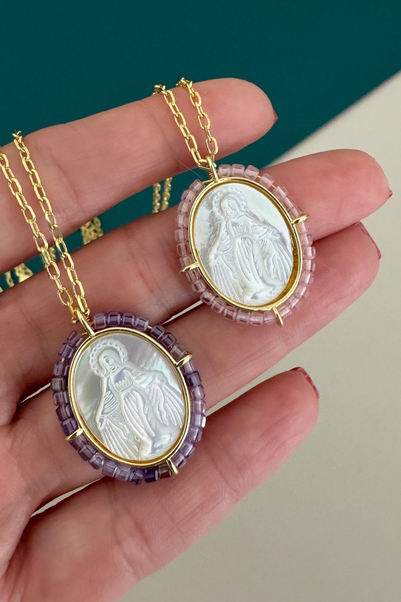 Miracle Nacre Virgin Necklace - Necklace | LimaLimón Store - 3