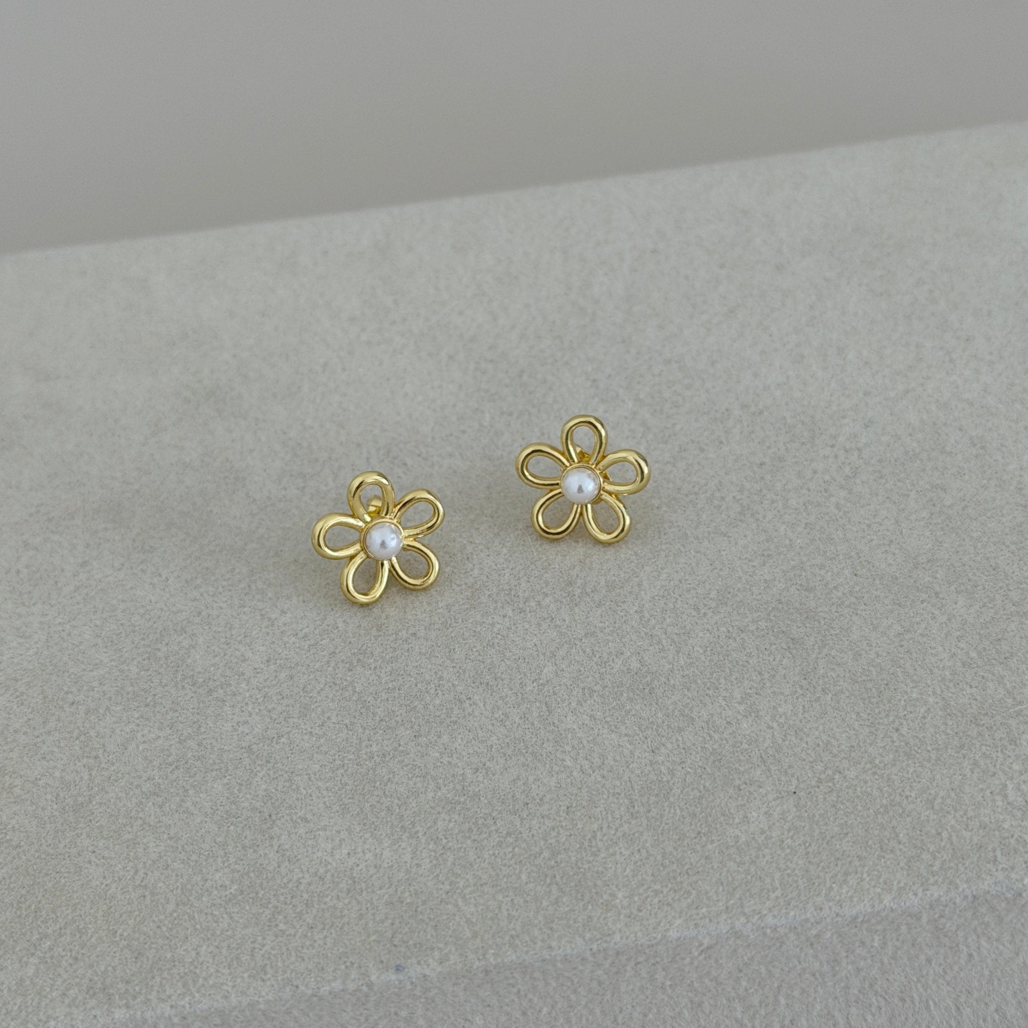Pearl Flower Stud Earrings - Earring | LimaLimón Store - 1