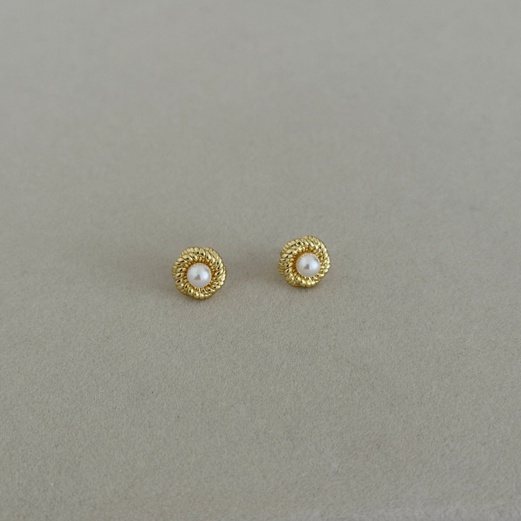 Pearl Halo Stud Earrings - Earring | LimaLimón Store - 1