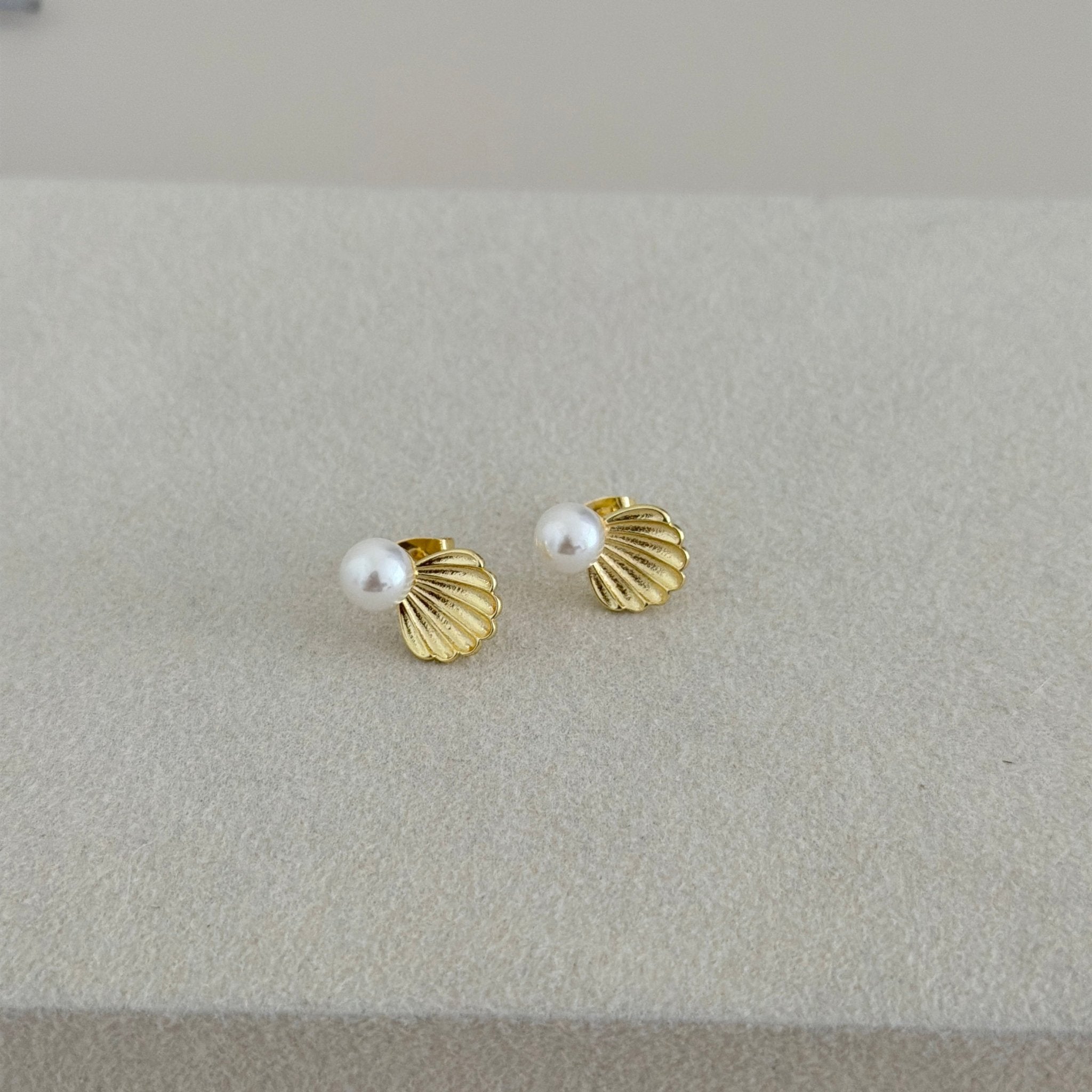 Pearl Shell Stud Earrings - Earring | LimaLimón Store - 1