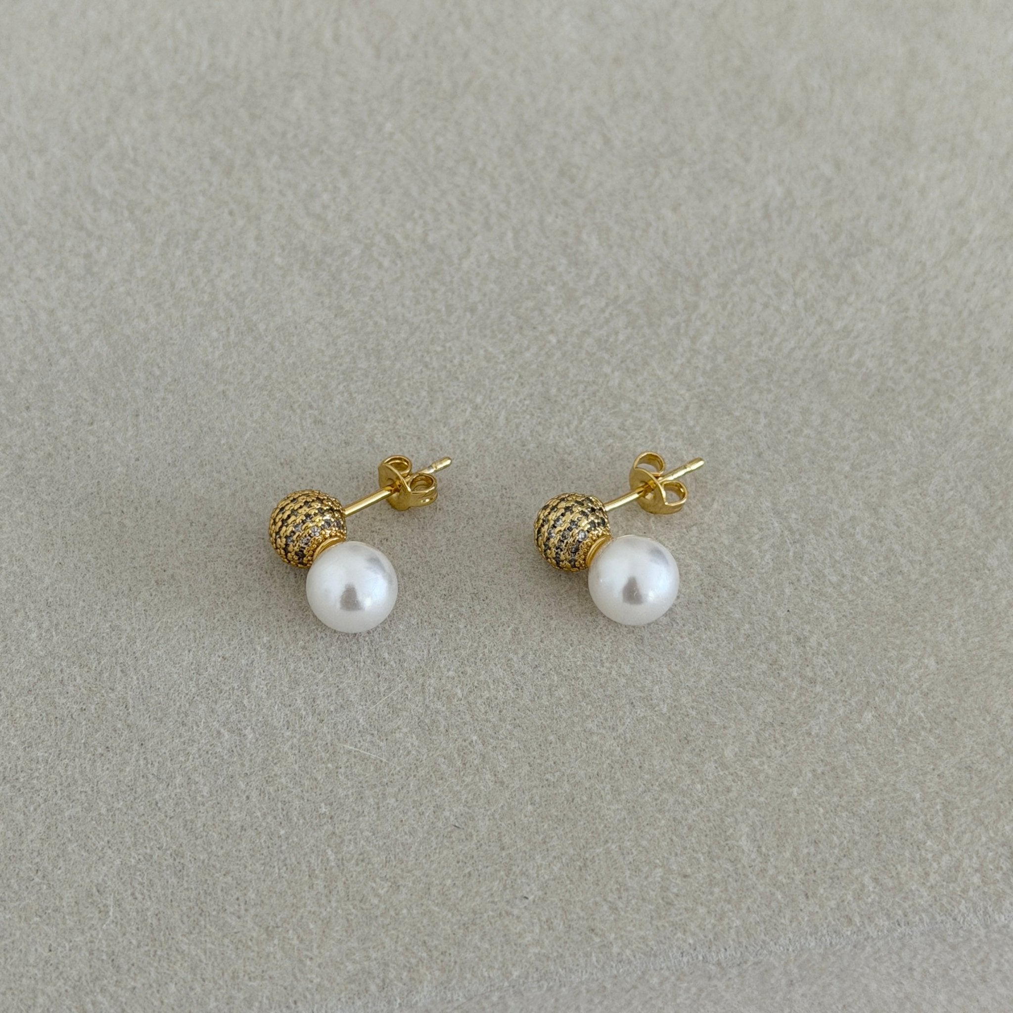 Pearl & Textured Gold Stud Earrings - Earring | LimaLimón Store - 1