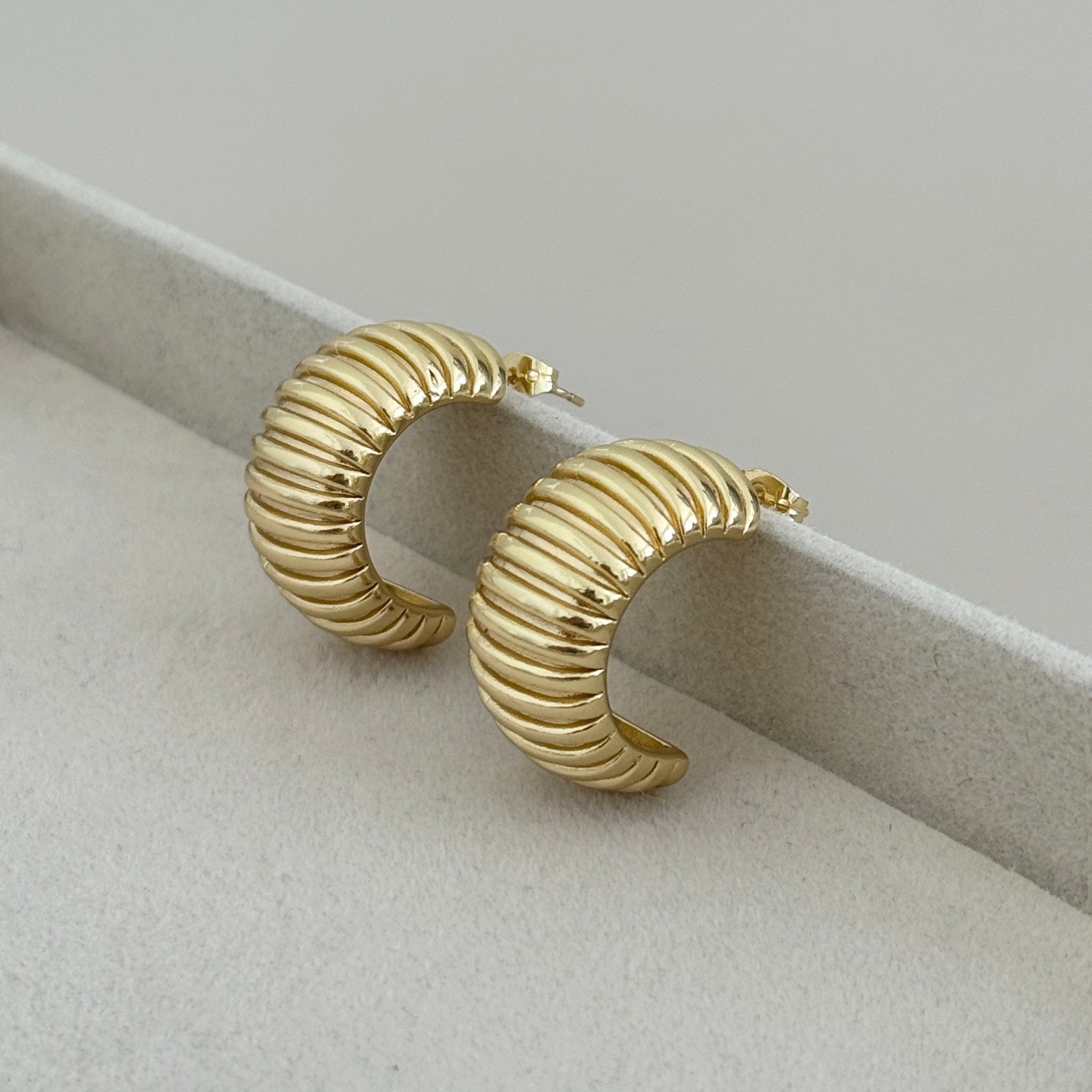 Ribbed Crescent Gold Hoops - Earring | LimaLimón Store - 4