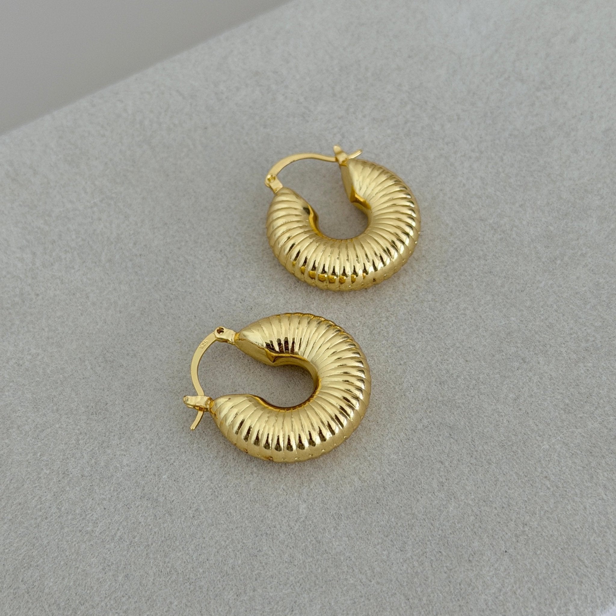Ribbed Hoop Earrings - Earring | LimaLimón Store - 4