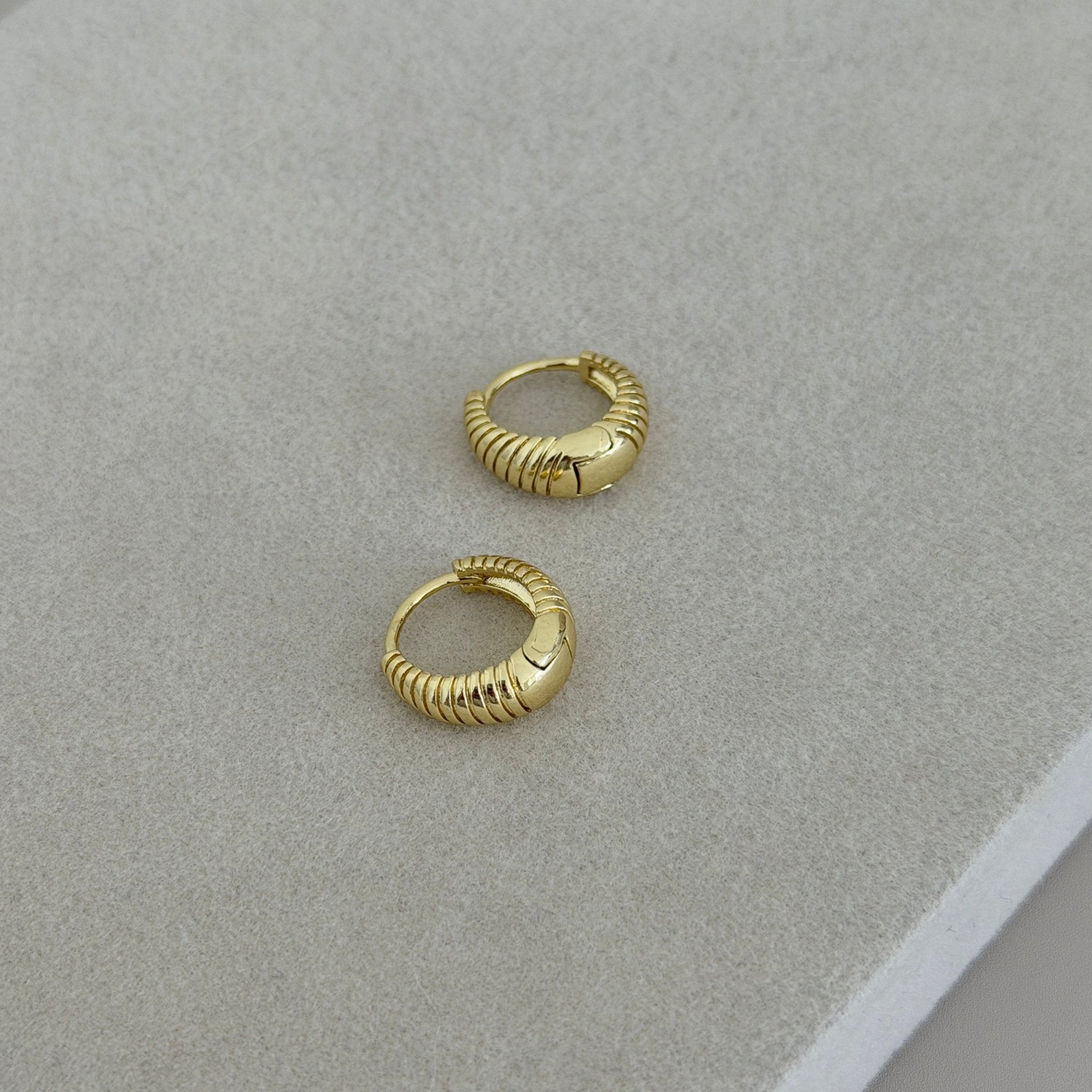 Ribbed Hoop Earrings - Earring | LimaLimón Store - 1