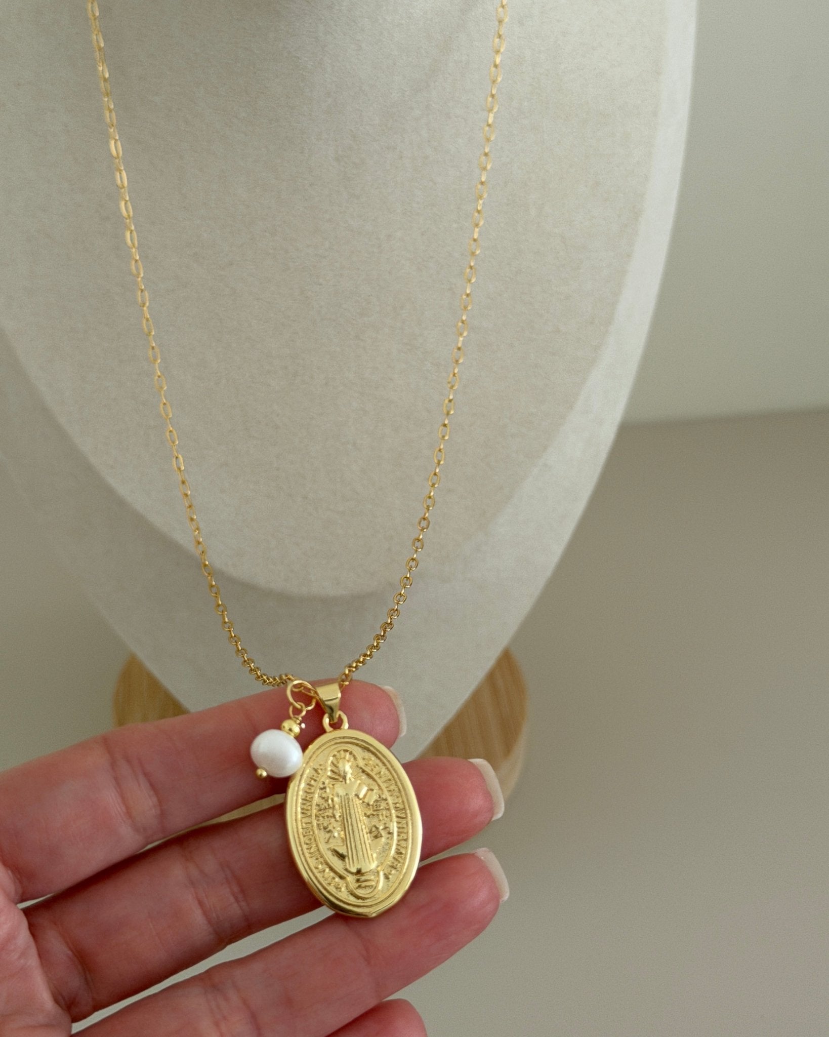Sacred Grace Medallion Necklace - Necklace | LimaLimón Store - 6