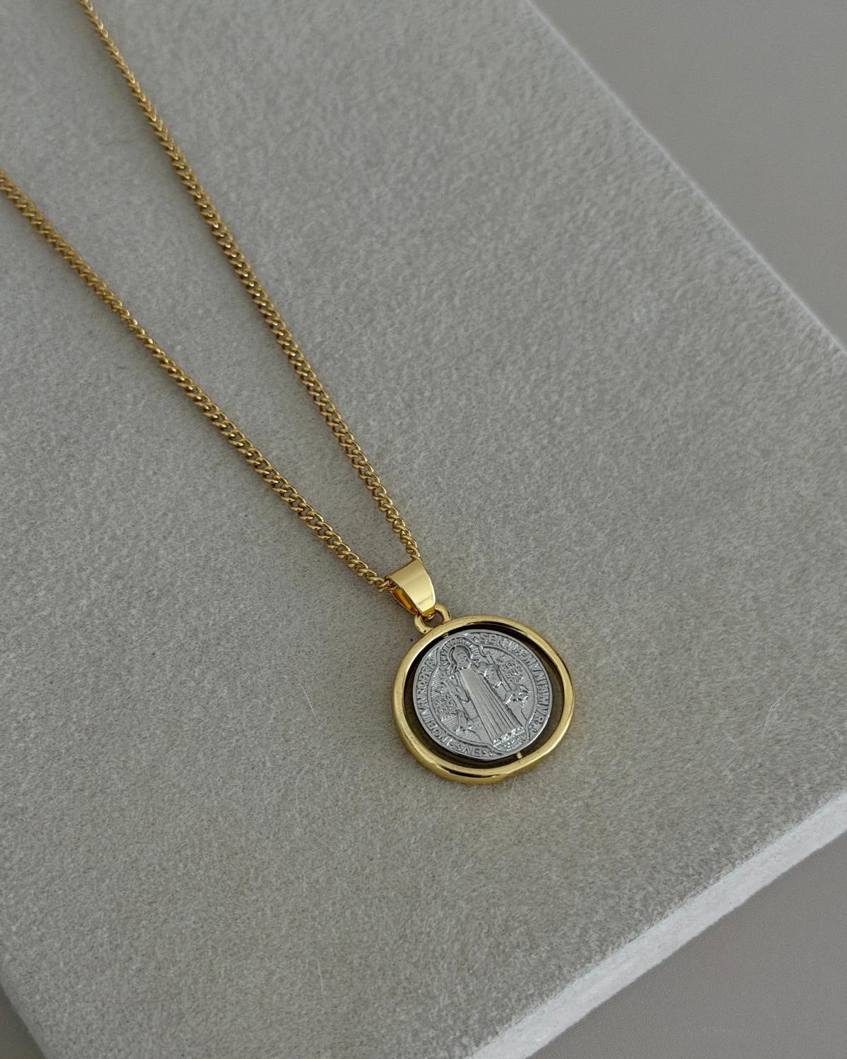 Saint Medallion Gold Necklace - Necklace | LimaLimón Store - 2