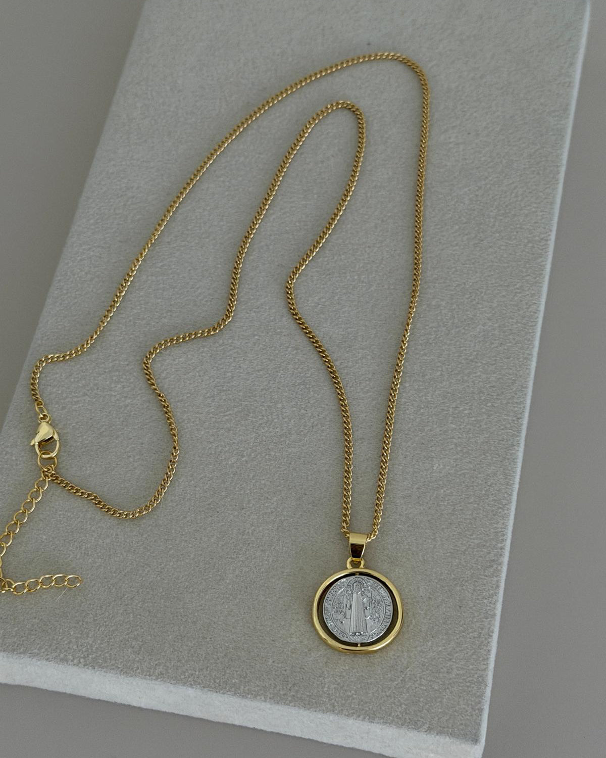 Saint Medallion Gold Necklace - Necklace | LimaLimón Store - 1