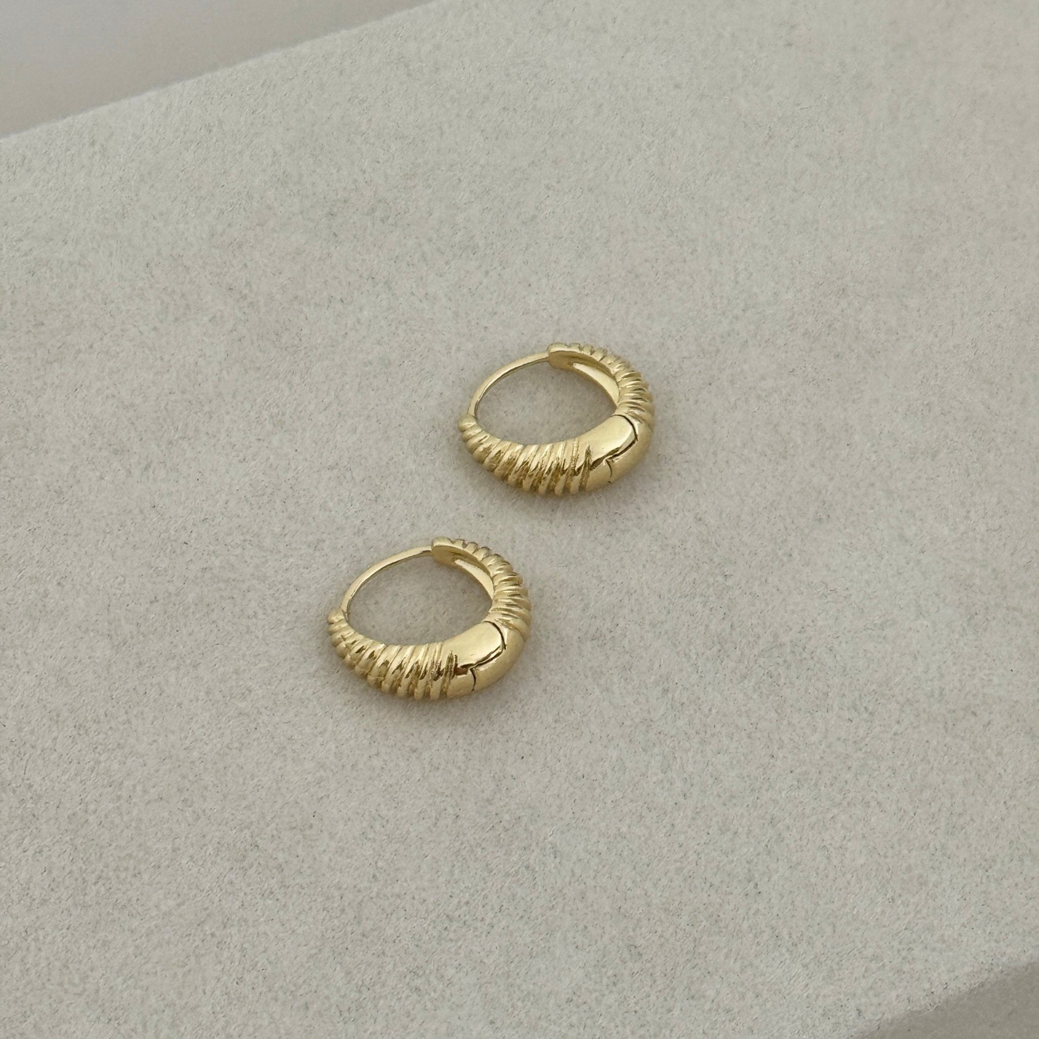 Sculpted Twist Hoops - Earring | LimaLimón Store - 1