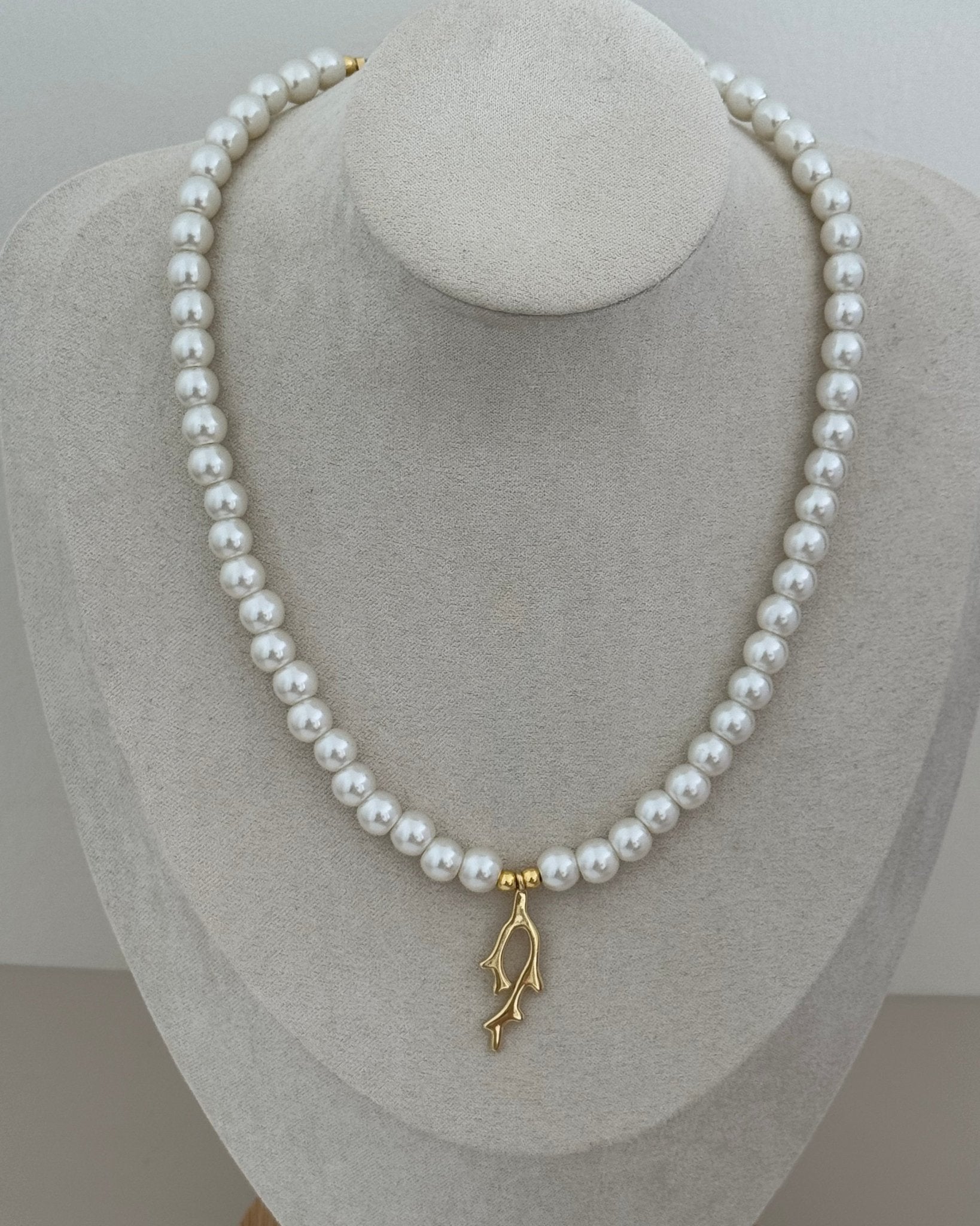 Sea Charm Pearls Necklace - Necklace | LimaLimón Store - 3