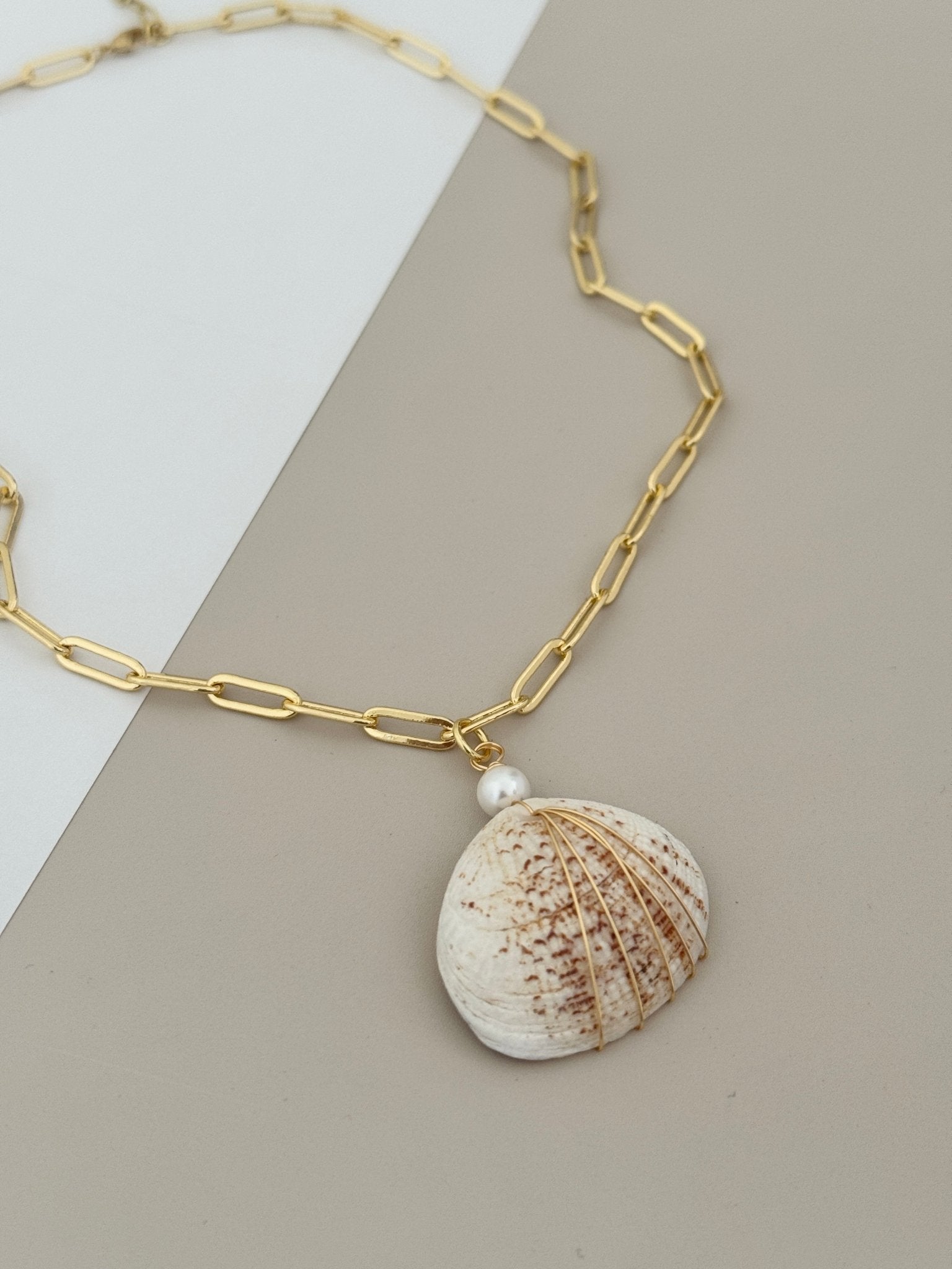 Seashell Pearl Charm Necklace - Necklace | LimaLimón Store - 4