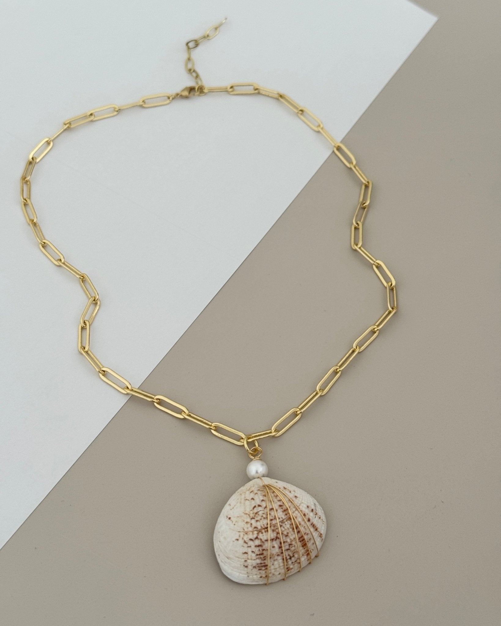 Seashell Pearl Charm Necklace - Necklace | LimaLimón Store - 1