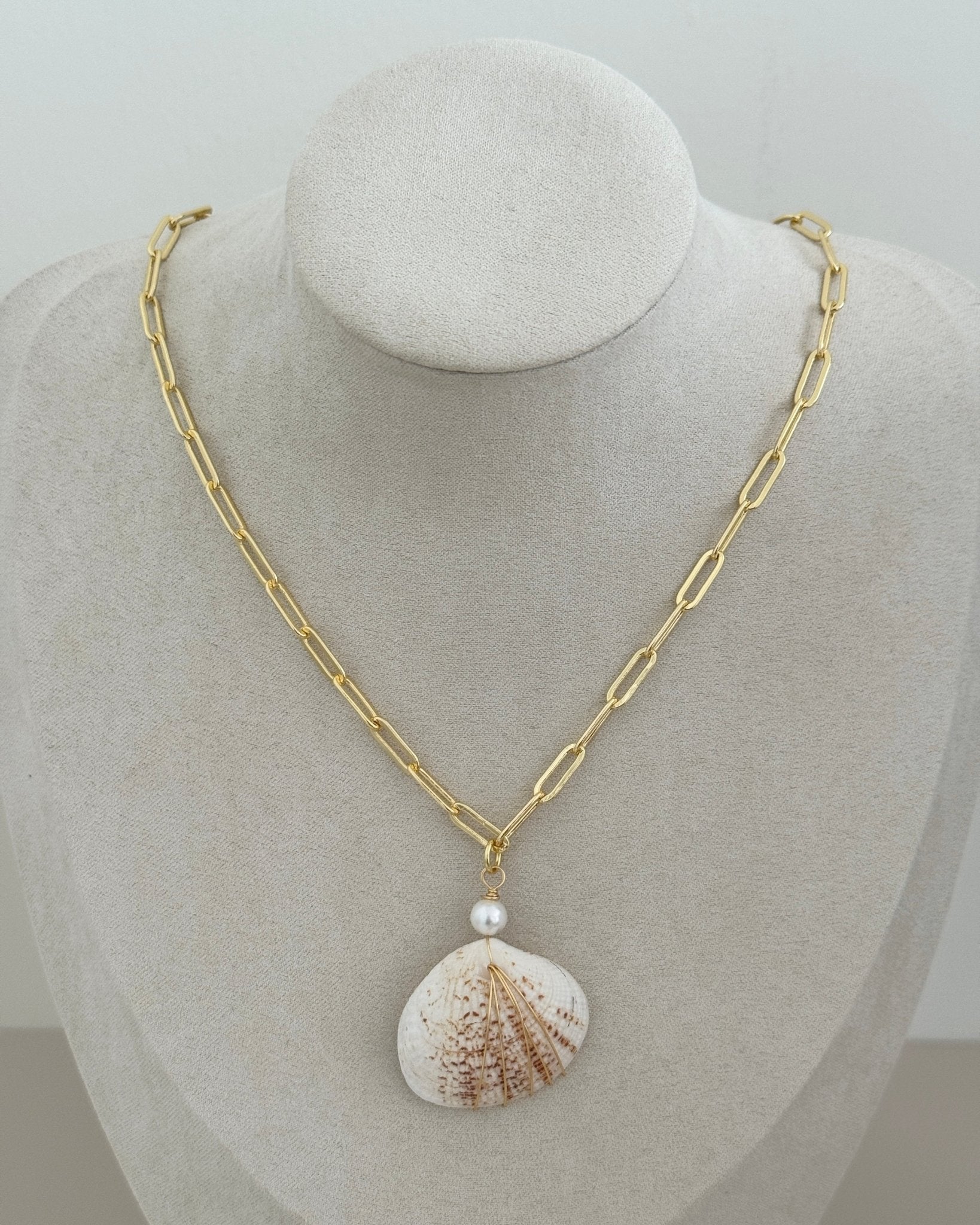 Seashell Pearl Charm Necklace - Necklace | LimaLimón Store - 2