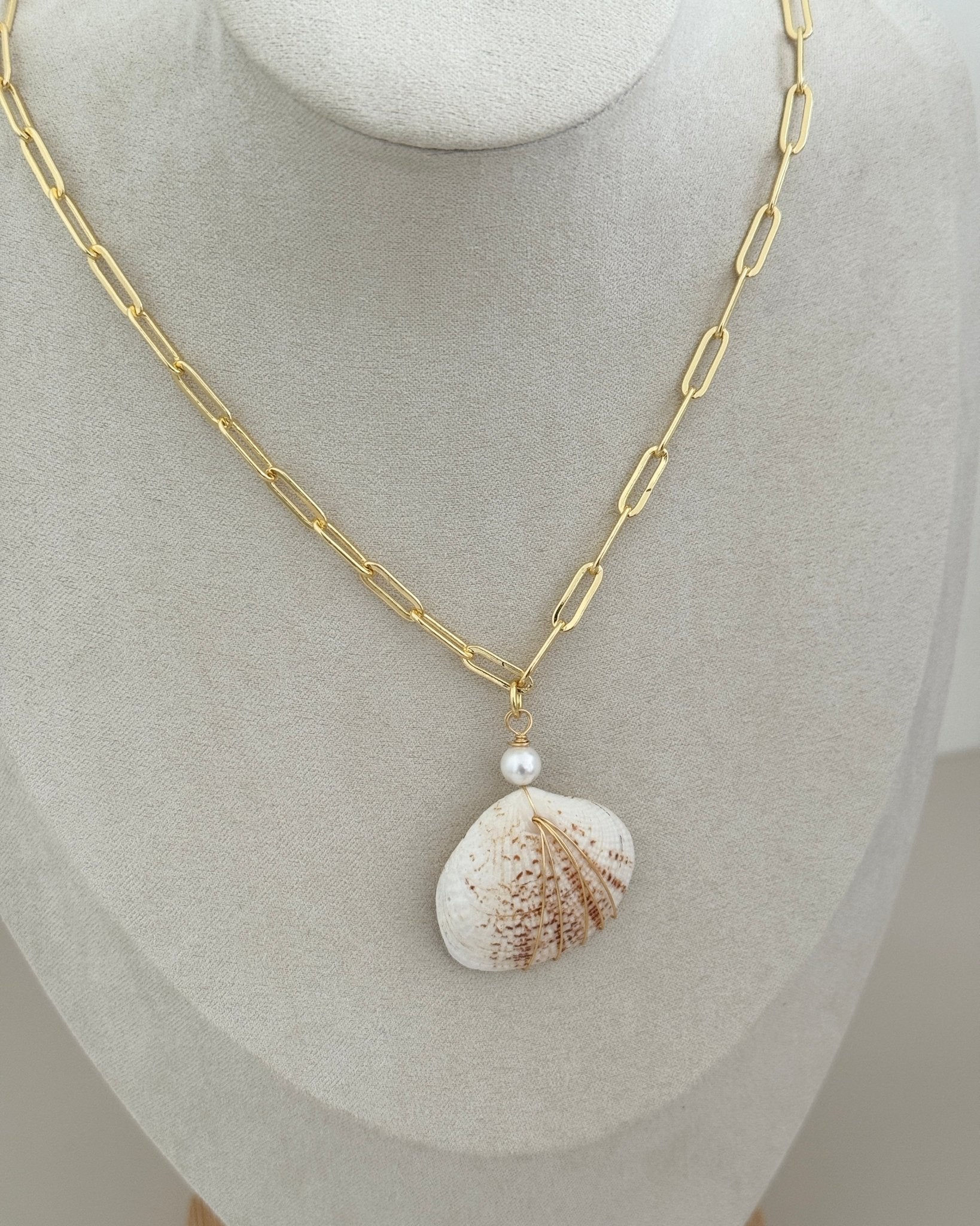 Seashell Pearl Charm Necklace - Necklace | LimaLimón Store - 3