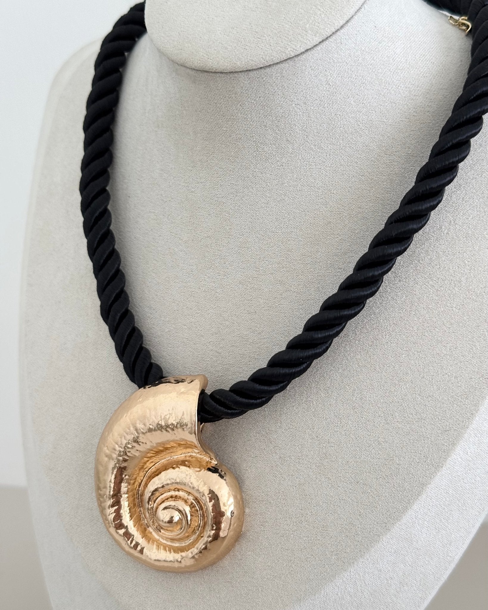 Shell Cord Necklace - Necklace | LimaLimón Store - 3