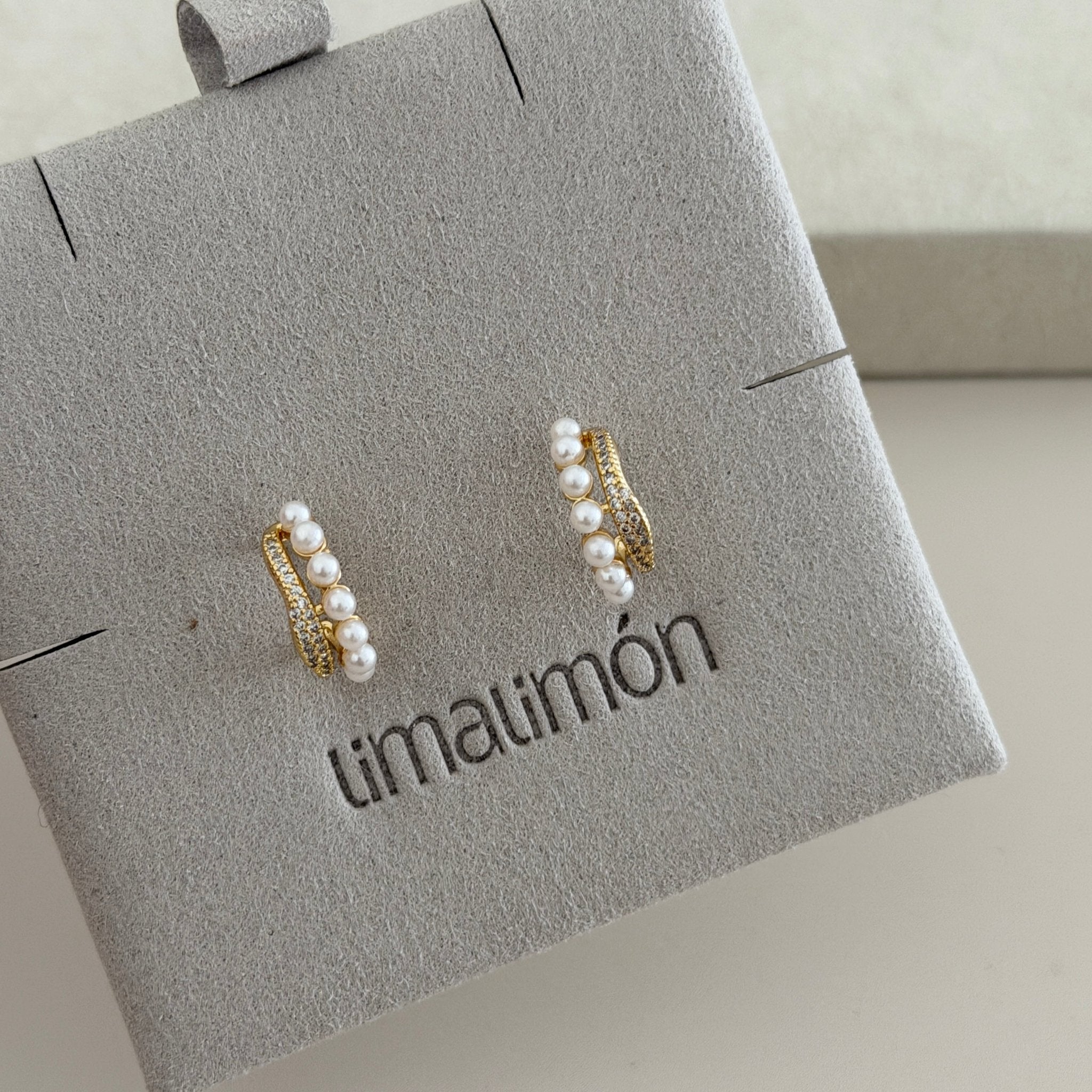 Valerie Pearl Gold Huggie Earrings - Earring | LimaLimón Store - 3