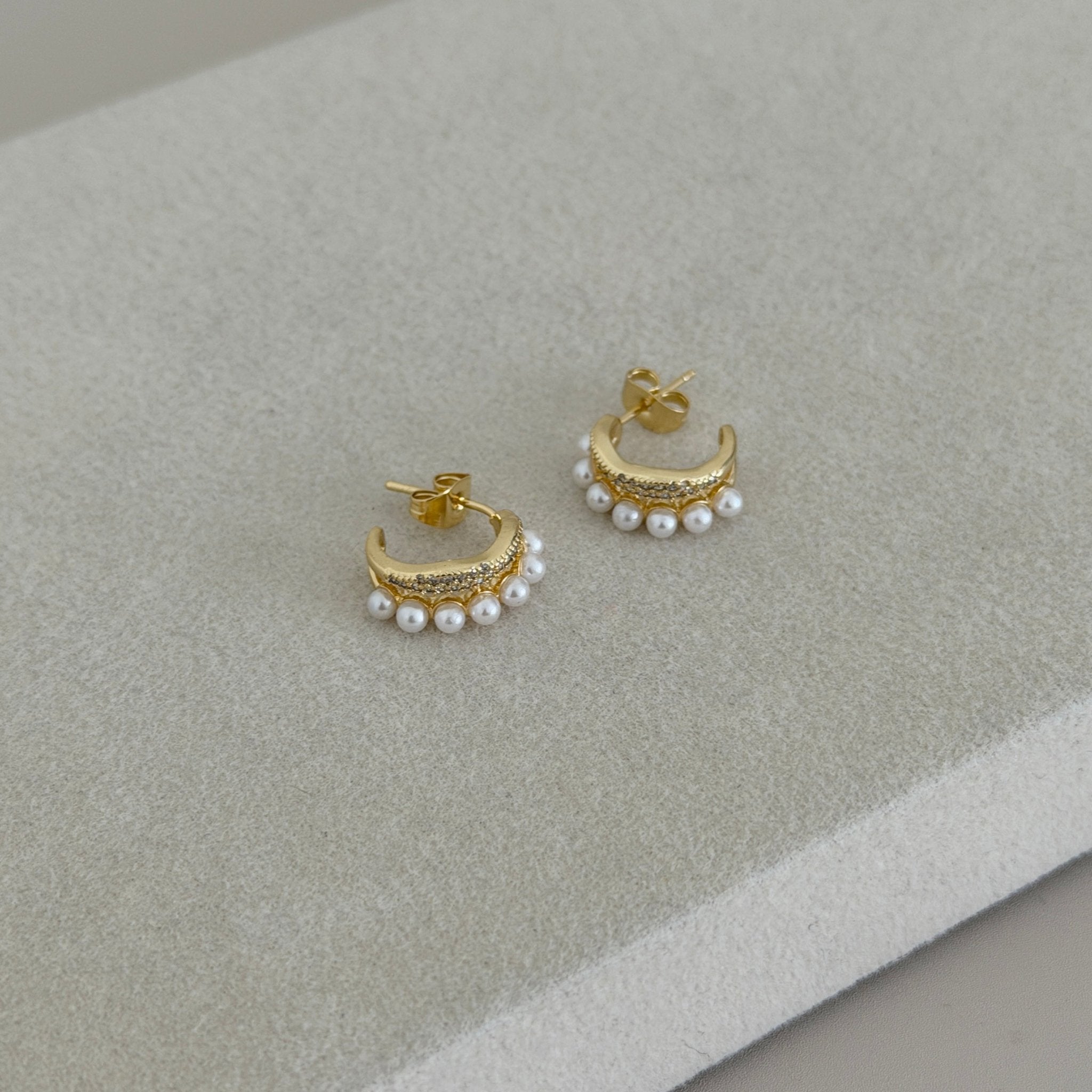 Valerie Pearl Gold Huggie Earrings - Earring | LimaLimón Store - 1