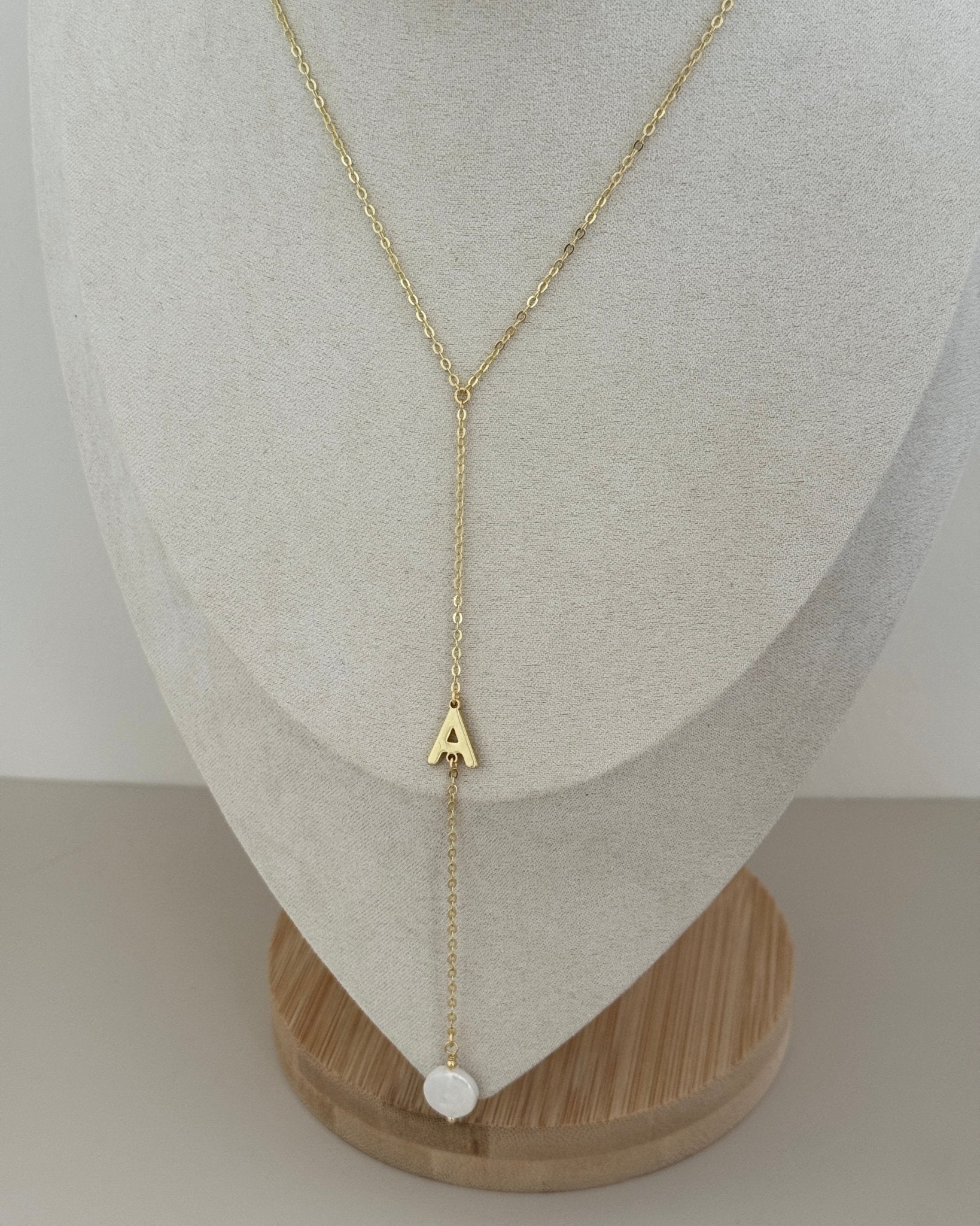 Vertical Initial Necklace with Pearl Accent – Customizable - Collares | LimaLimón Store - 3