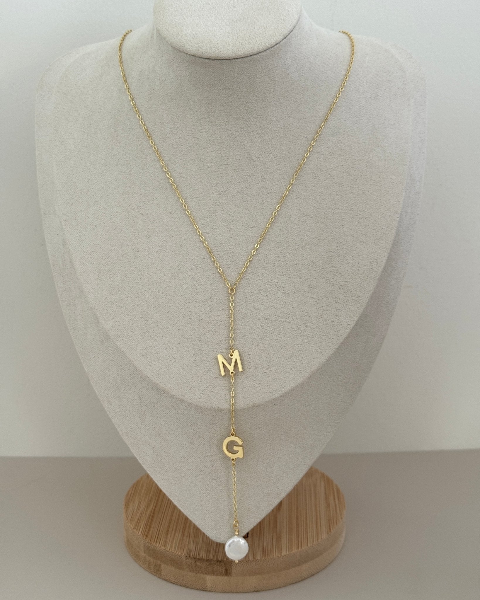 Vertical Initial Necklace with Pearl Accent – Customizable - Collares | LimaLimón Store - 4