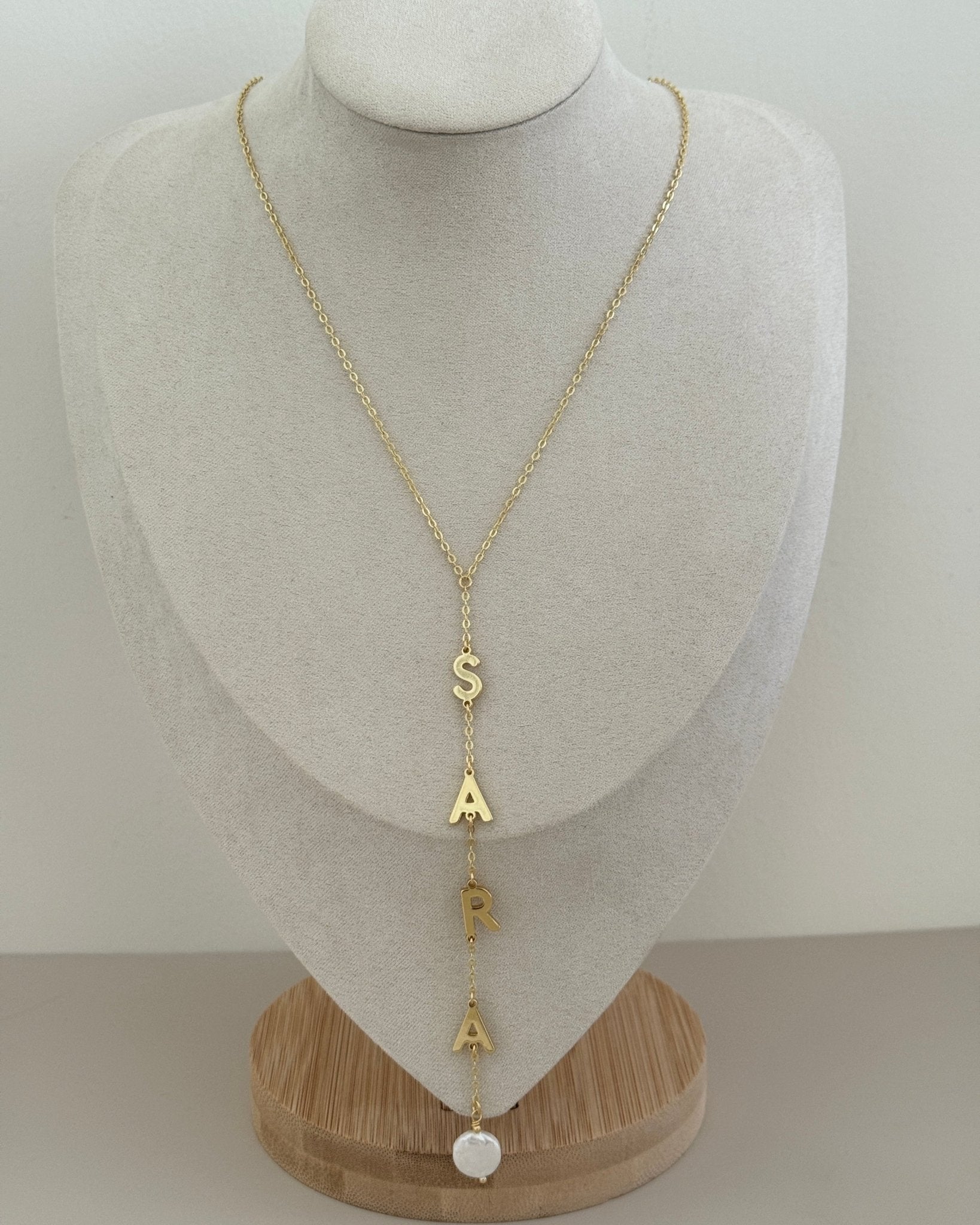 Vertical Initial Necklace with Pearl Accent – Customizable - Collares | LimaLimón Store - 7