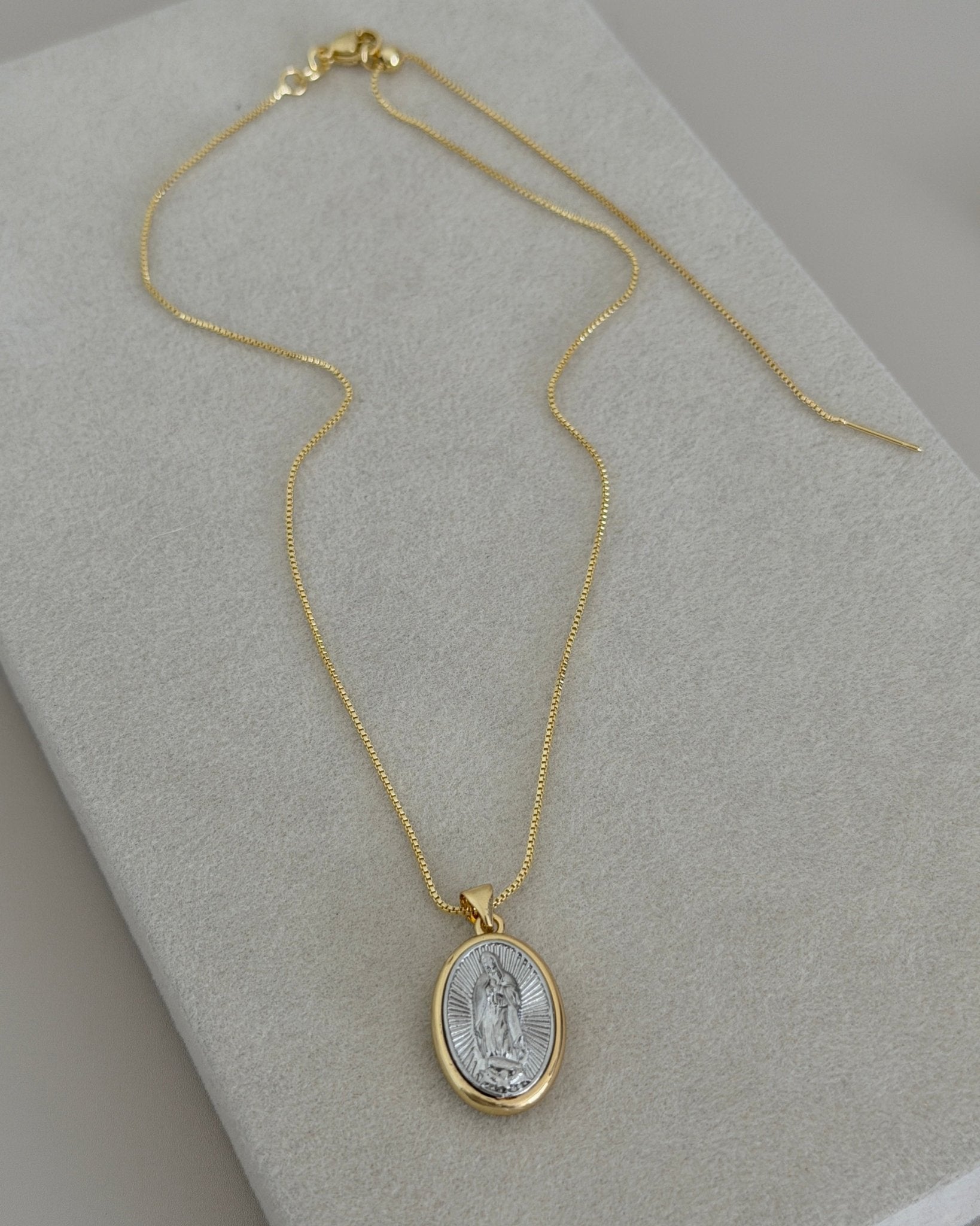 Virgin Oval Gold Plated Necklace - Necklace | LimaLimón Store - 5